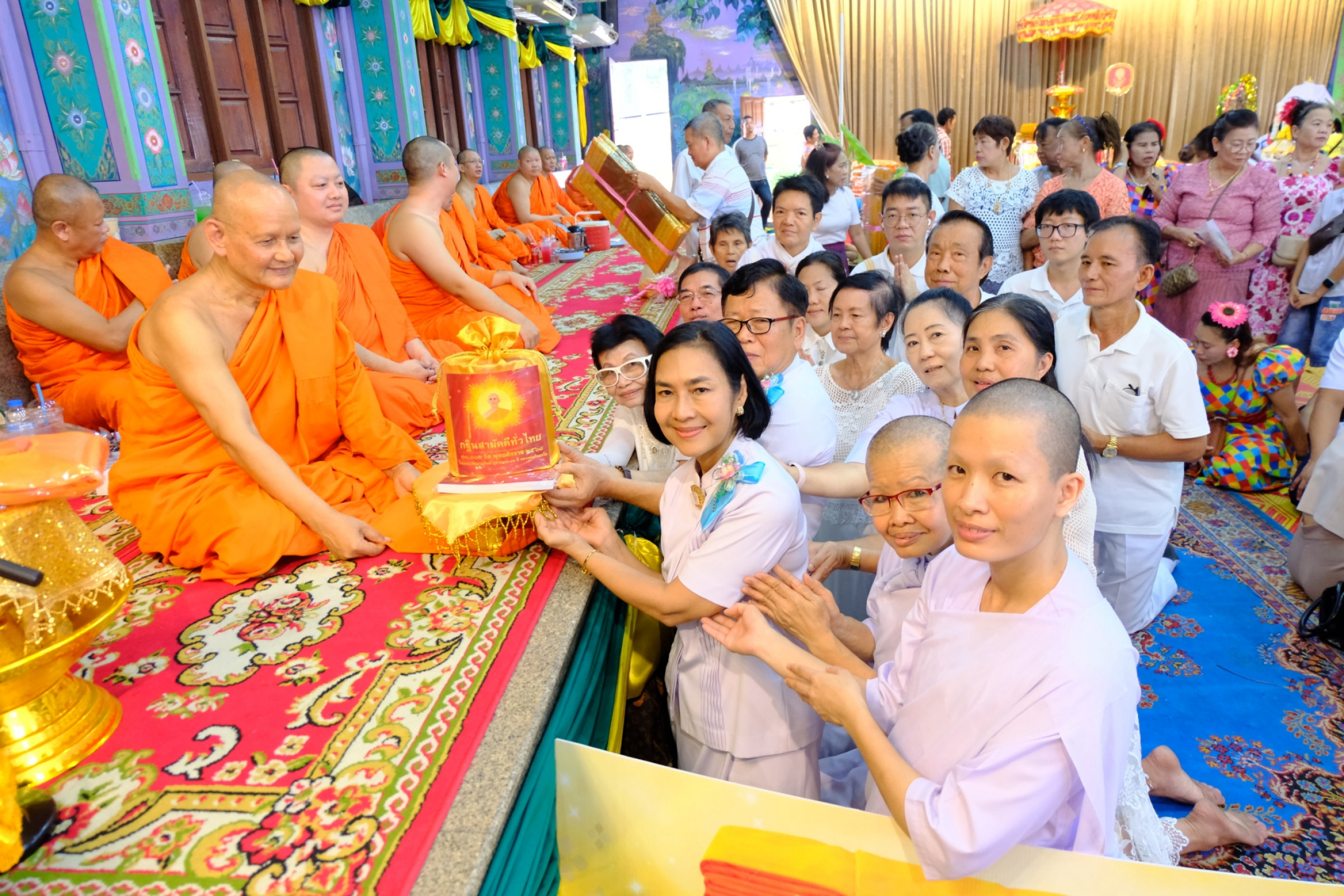 ภาพการถวายปัจจัยวัดช่องลม