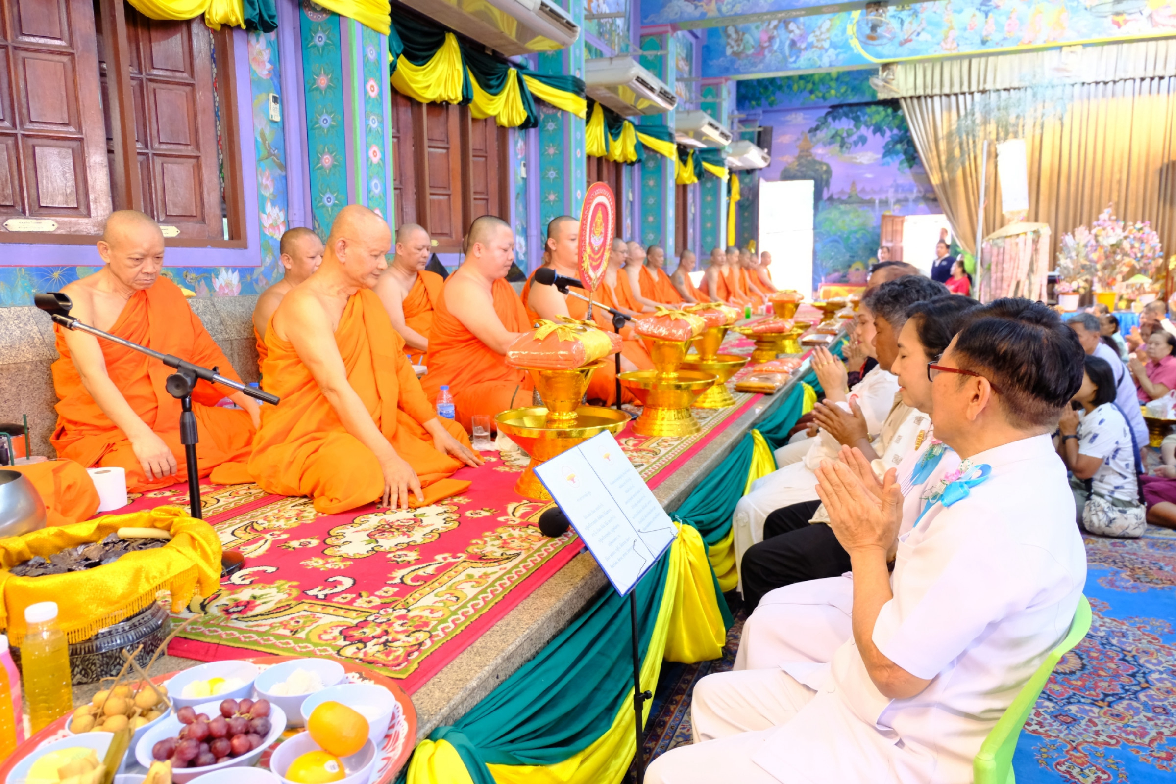 ภาพร่วมพิธีกรรมวัดช่องลม