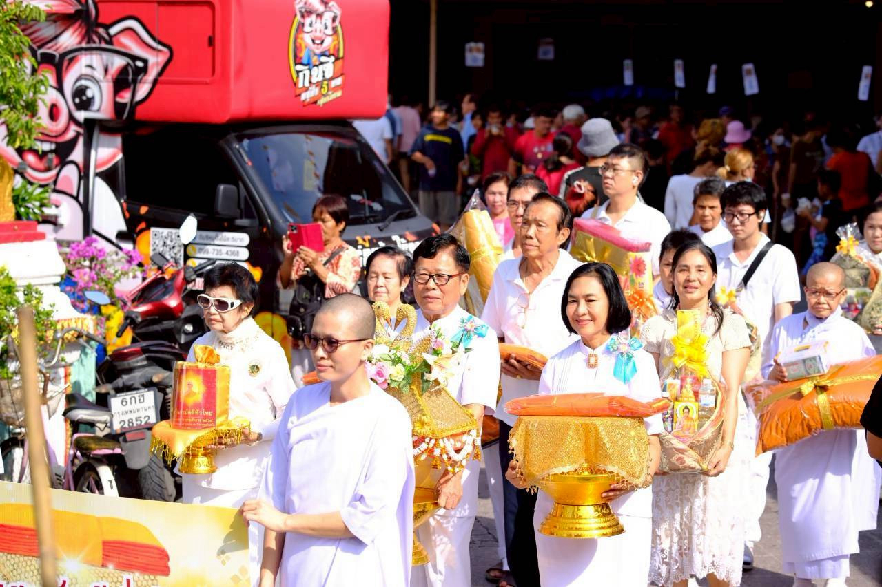 ภาพร่วมพิธีกรรมวัดช่องลม