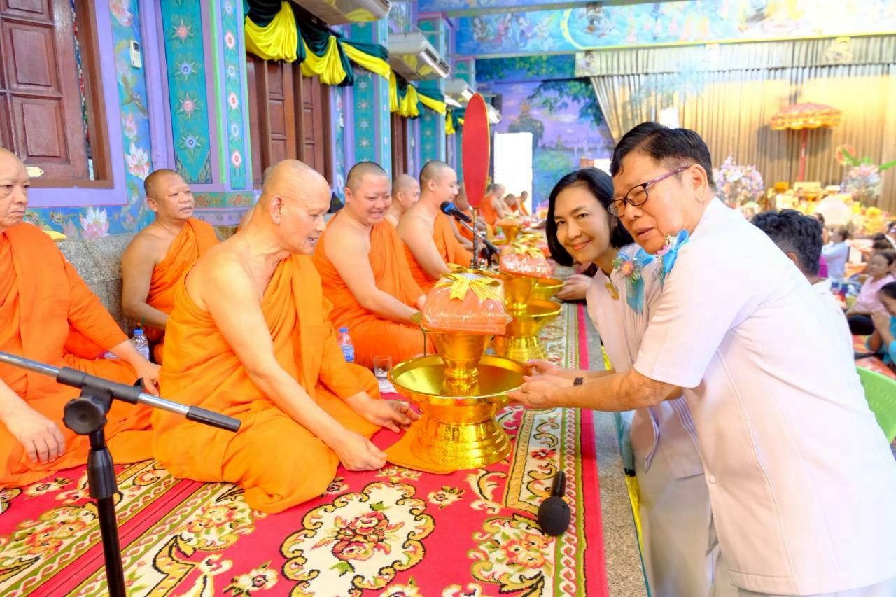 ภาพร่วมพิธีกรรมวัดช่องลม