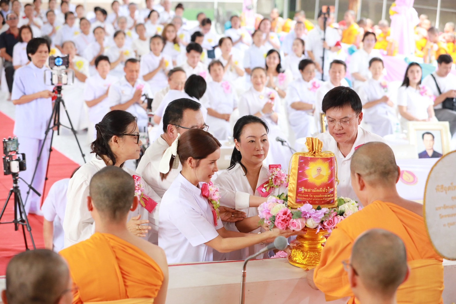 ภาพการถวายปัจจัยศูนย์ปฏิบัติธรรมเบญจธรรมดอนเมือง (นครหลวง10)