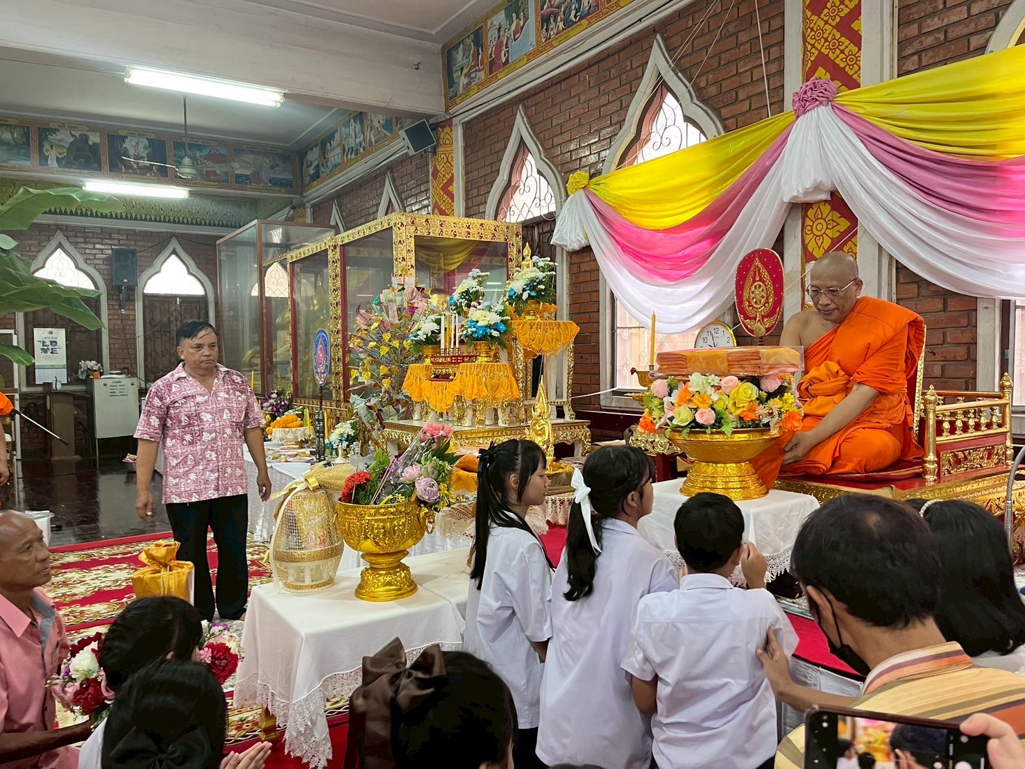 ภาพการถวายปัจจัยวัดปลูกศรัทธา