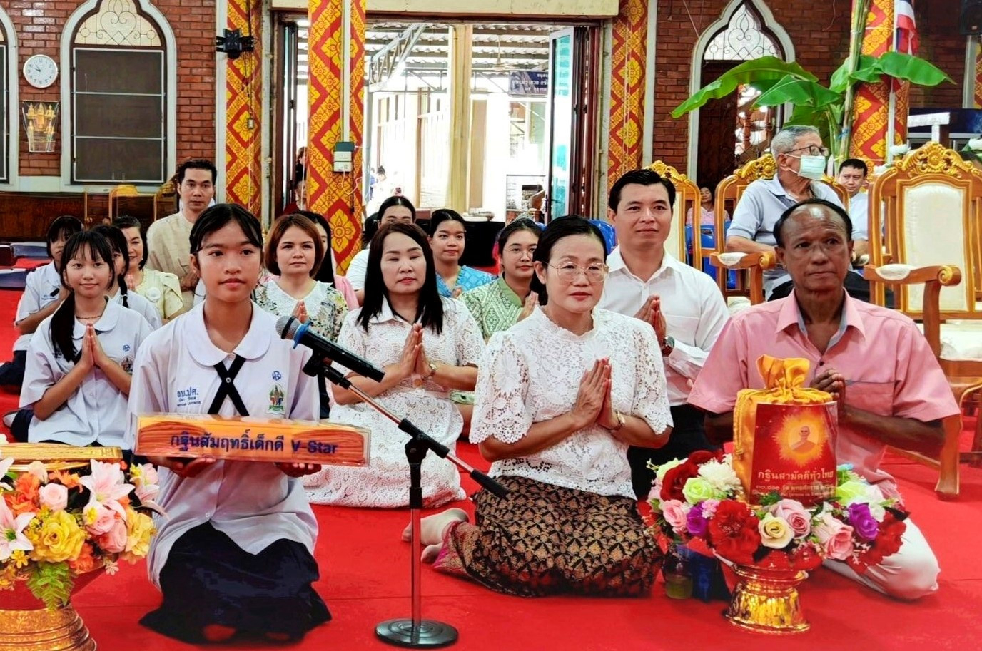 ภาพหมู่ถือพานถวายปัจจัยวัดปลูกศรัทธา