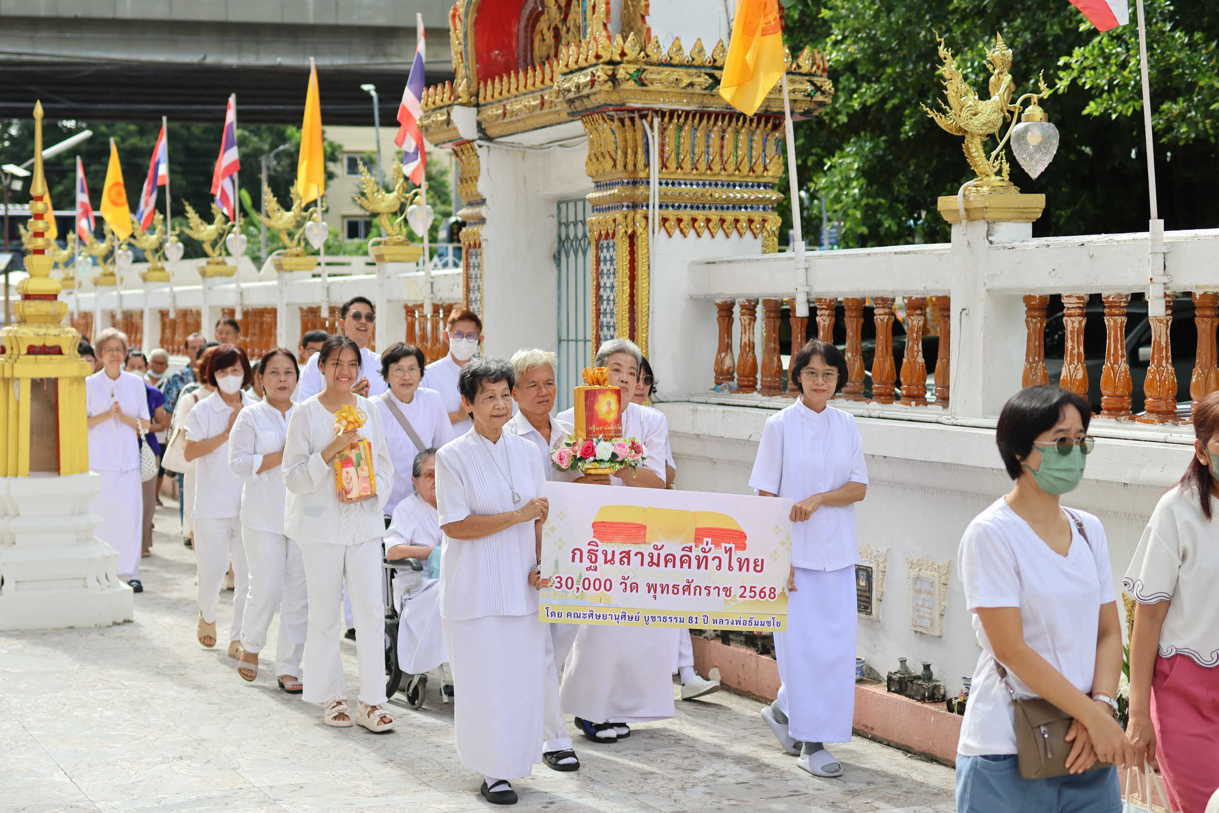 ภาพร่วมขบวนกฐินวัดน้อยนางหงษ์