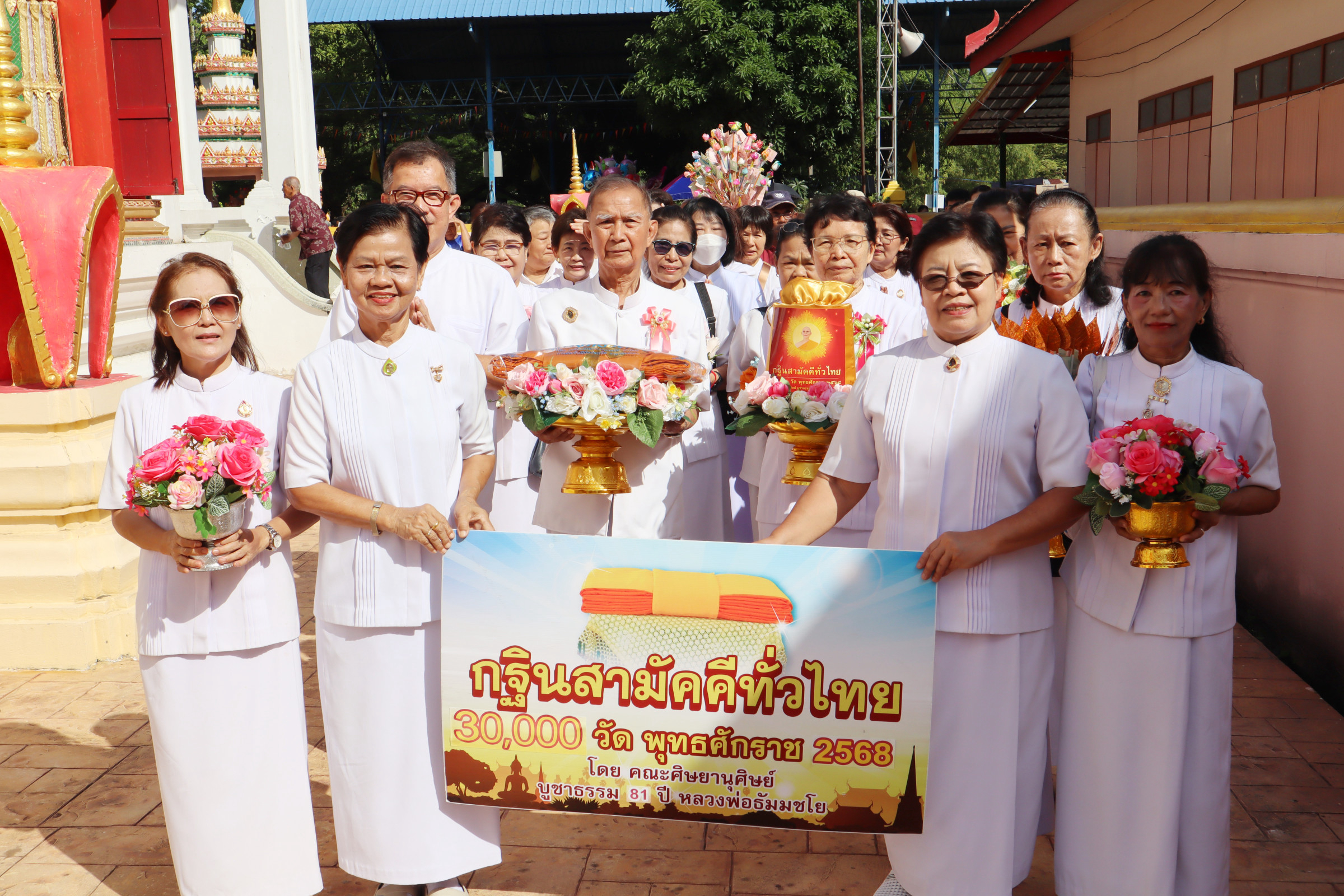 ภาพร่วมขบวนกฐินวัดทรัพย์สโมสรนิกรเกษม