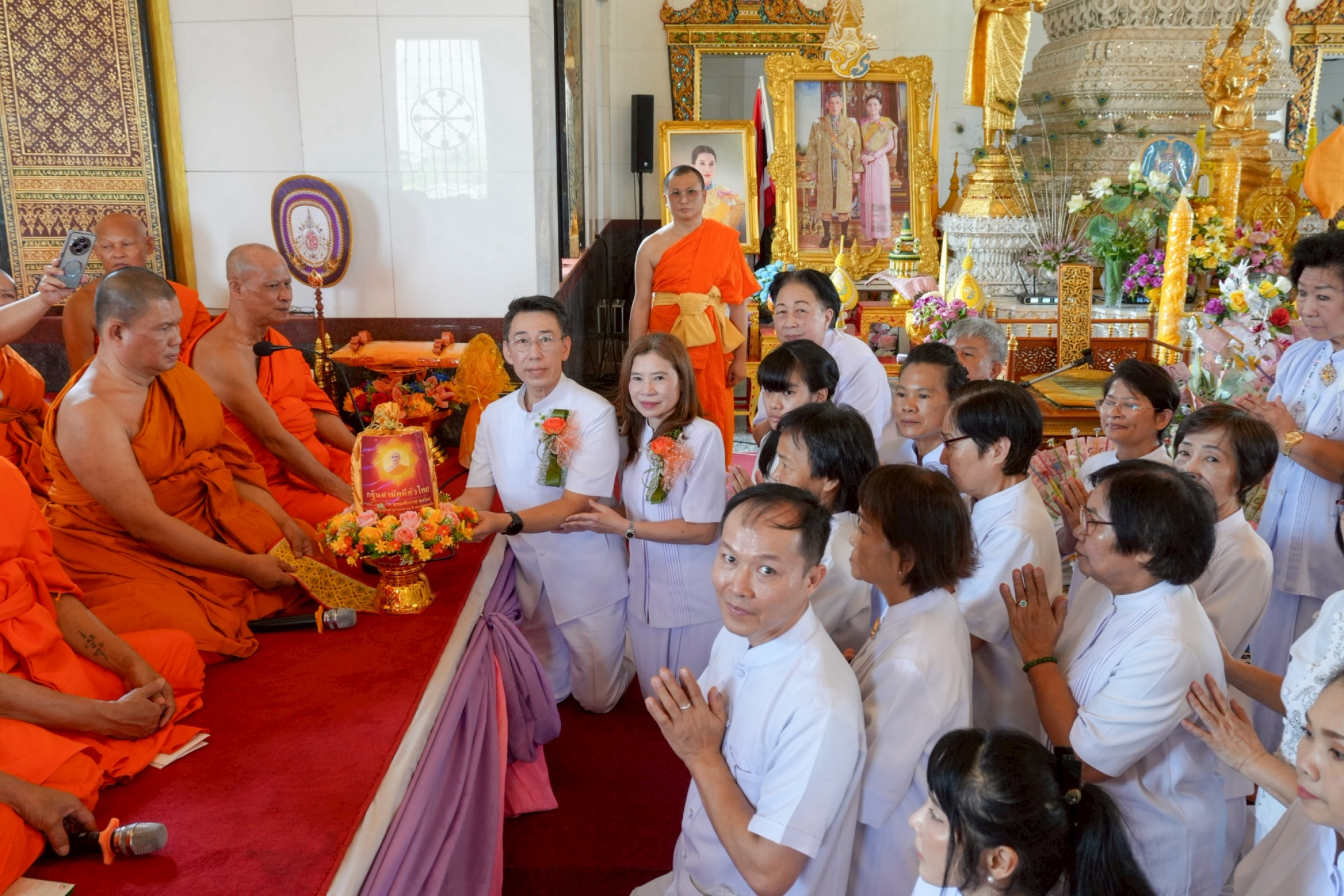 ภาพการถวายปัจจัยวัดม่วง