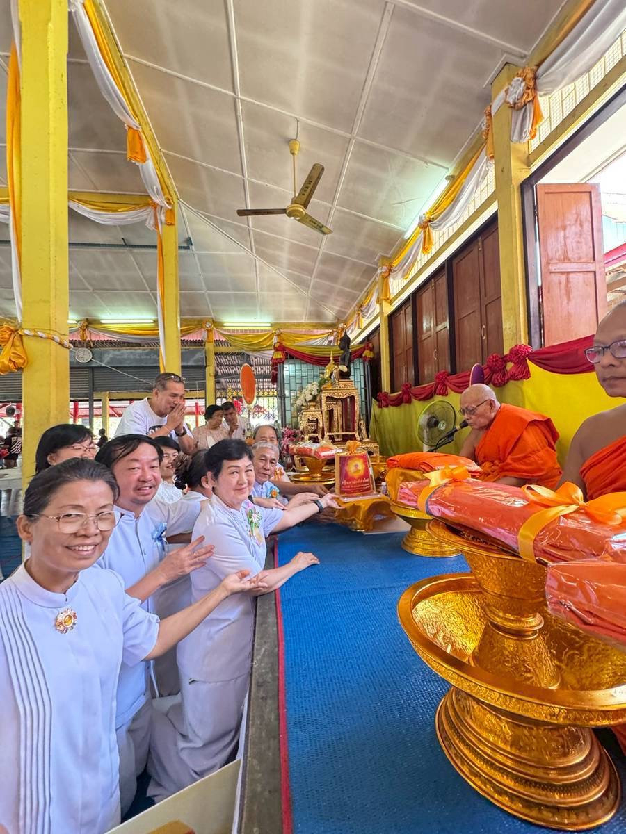 ภาพการถวายปัจจัยวัดบางขุนเทียนใน