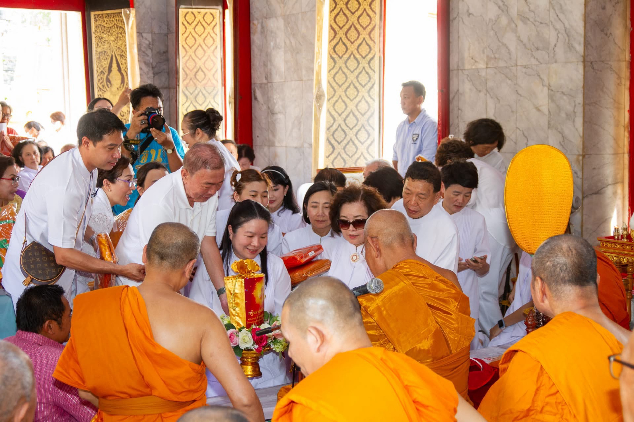 ภาพการถวายปัจจัยวัดใหม่พิเรนทร์