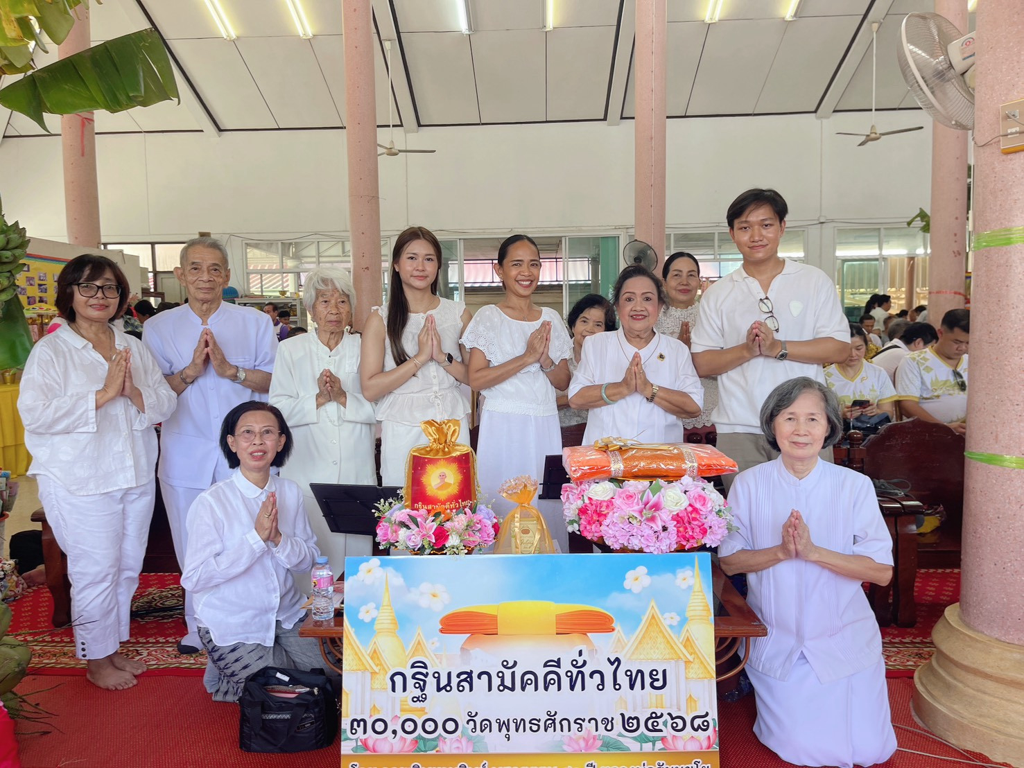 ภาพหมู่ถือพานถวายปัจจัยวัดบางโพโอมาวาส