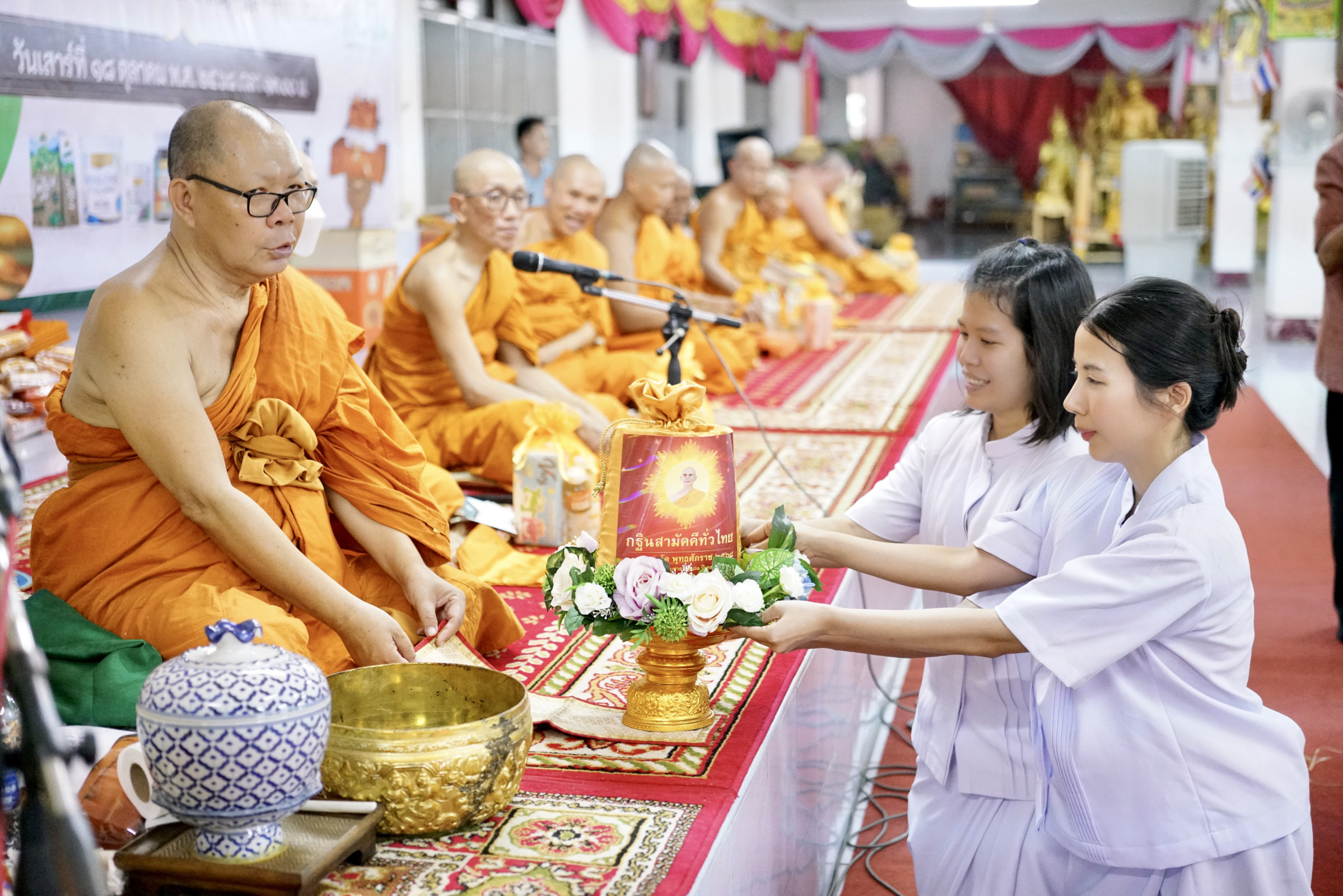 ภาพการถวายปัจจัยวัดโคกจ้าหล่า