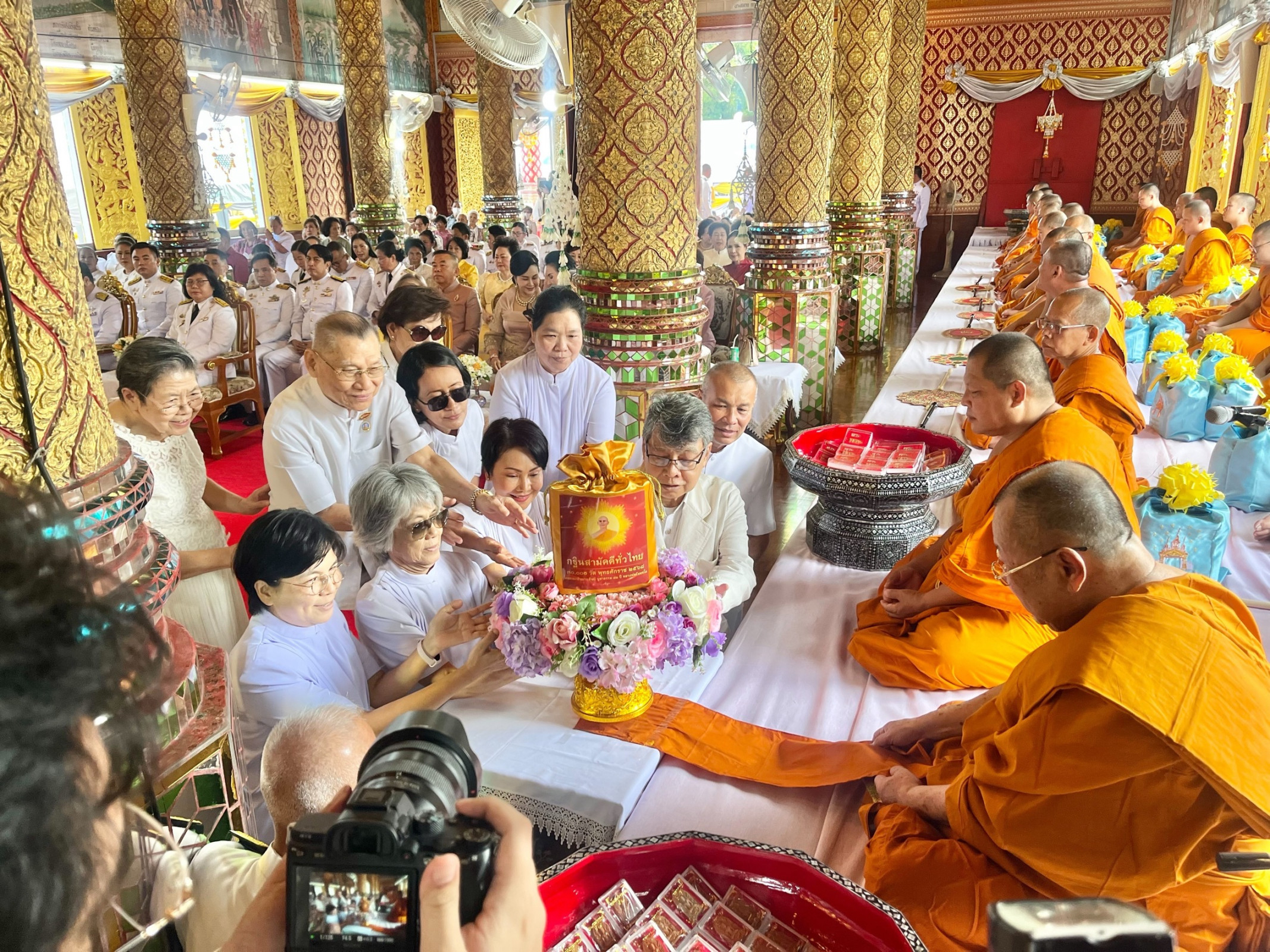 ภาพการถวายปัจจัยวัดวชิรธรรมสาธิต