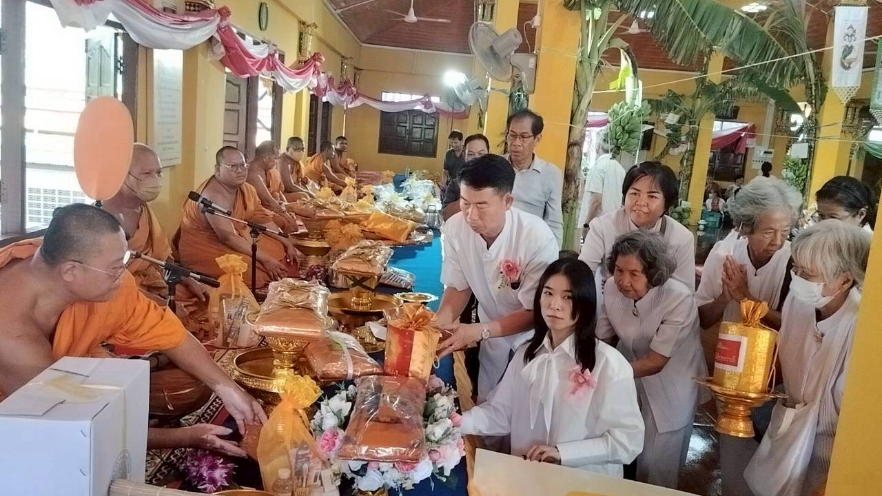ภาพการถวายปัจจัยวัดนารีราษฎร์ประดิษฐ์
