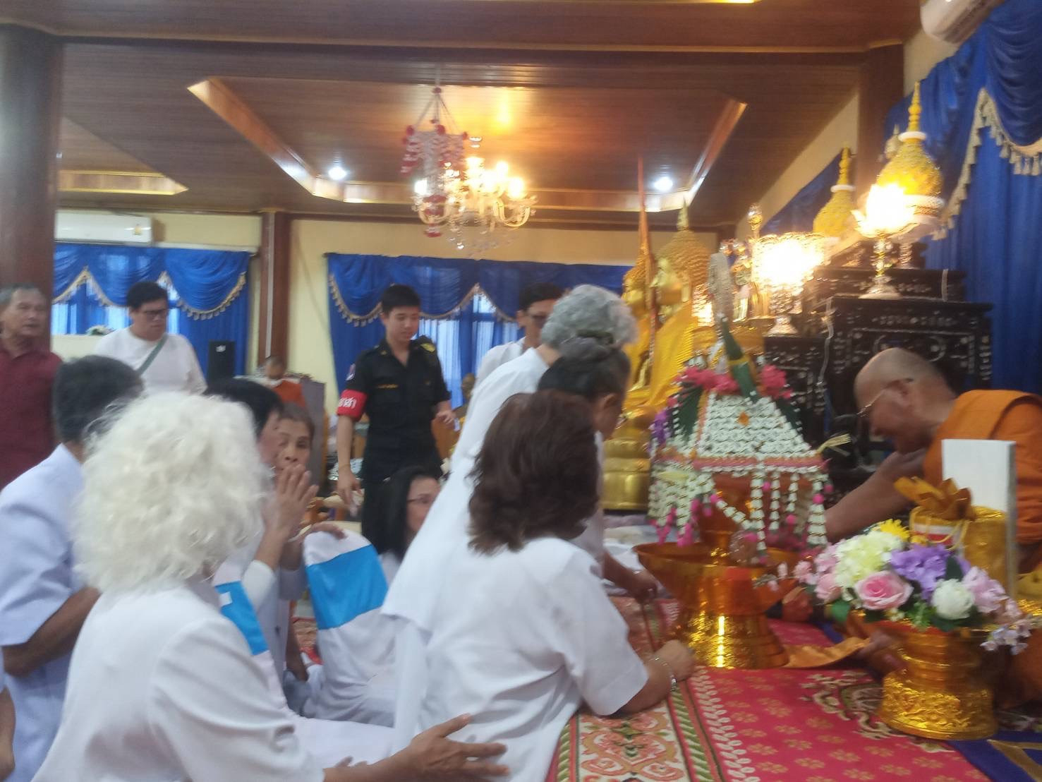 ภาพการถวายปัจจัยวัดปุรณาวาส