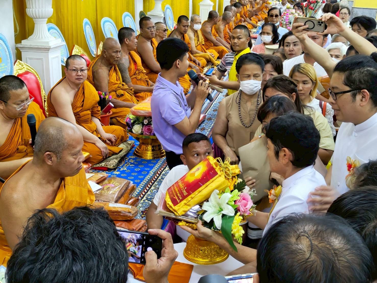 ภาพการถวายปัจจัยวัดโกมุทพุทธรังสี