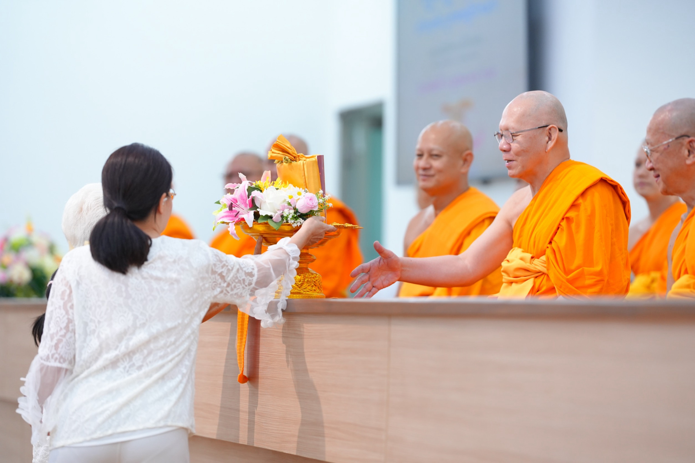 ภาพการถวายปัจจัยศูนย์ปฏิบัติธรรมน้ำใสใจสว่าง