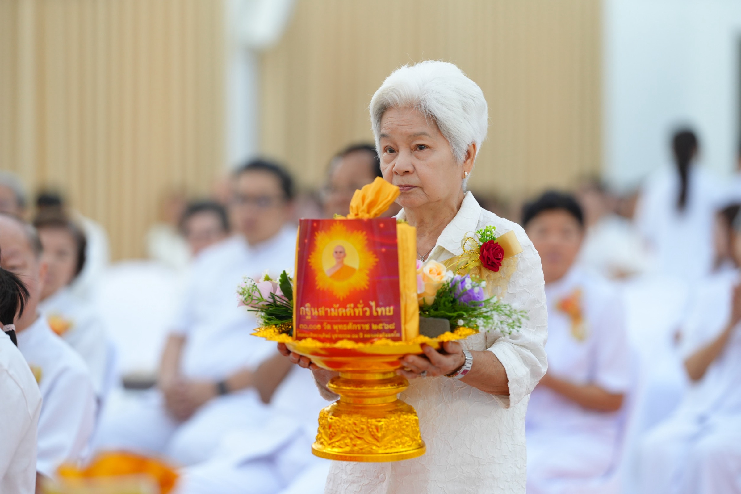 ภาพหมู่ถือพานถวายปัจจัยศูนย์ปฏิบัติธรรมน้ำใสใจสว่าง
