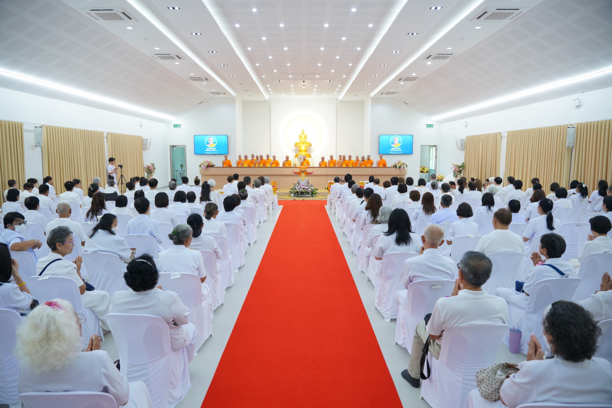 ภาพร่วมพิธีกรรมศูนย์ปฏิบัติธรรมน้ำใสใจสว่าง