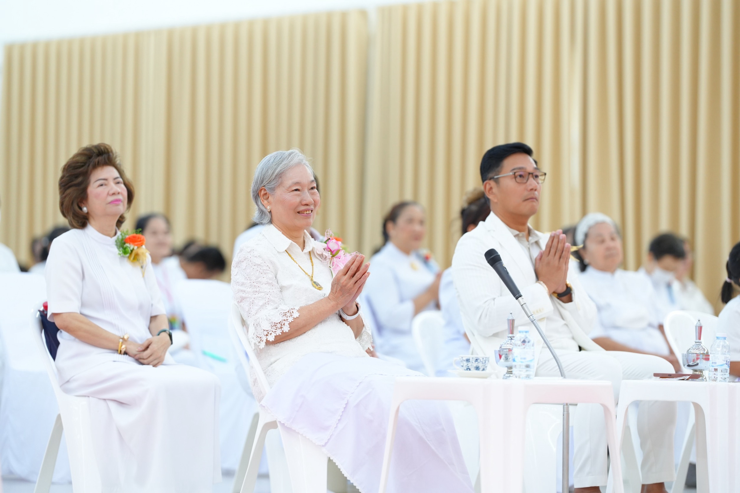 ภาพร่วมพิธีกรรมศูนย์ปฏิบัติธรรมน้ำใสใจสว่าง