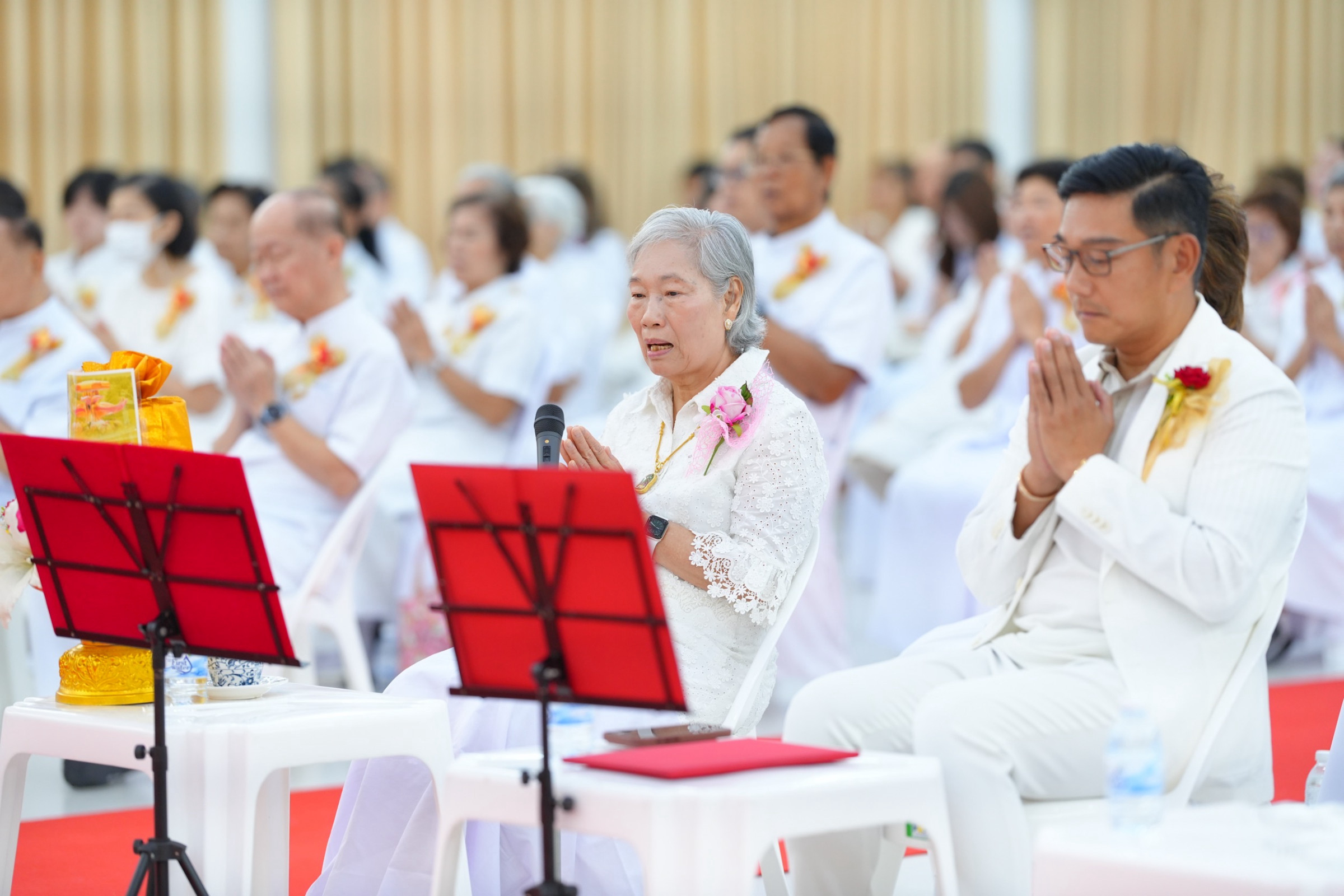 ภาพร่วมพิธีกรรมศูนย์ปฏิบัติธรรมน้ำใสใจสว่าง