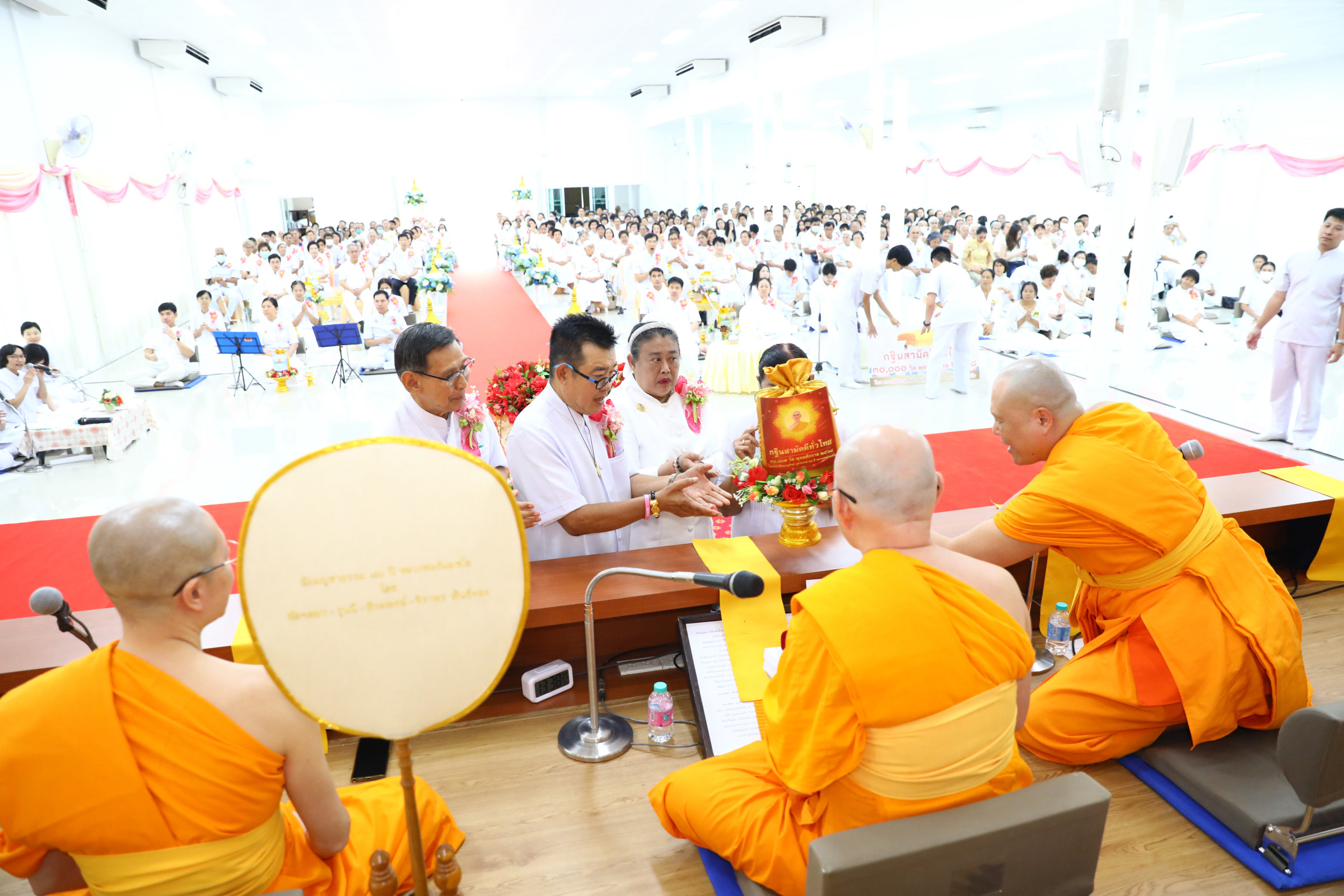 ภาพการถวายปัจจัยศูนย์ปฏิบัติธรรมธรรมธารา