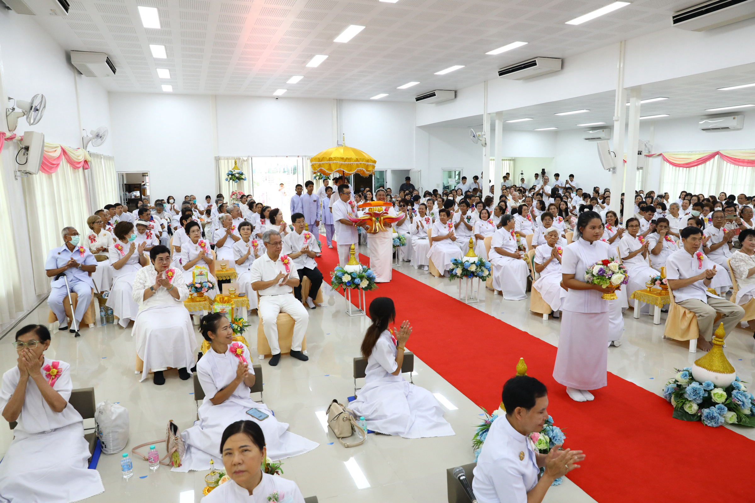 ภาพร่วมขบวนกฐินศูนย์ปฏิบัติธรรมธรรมธารา