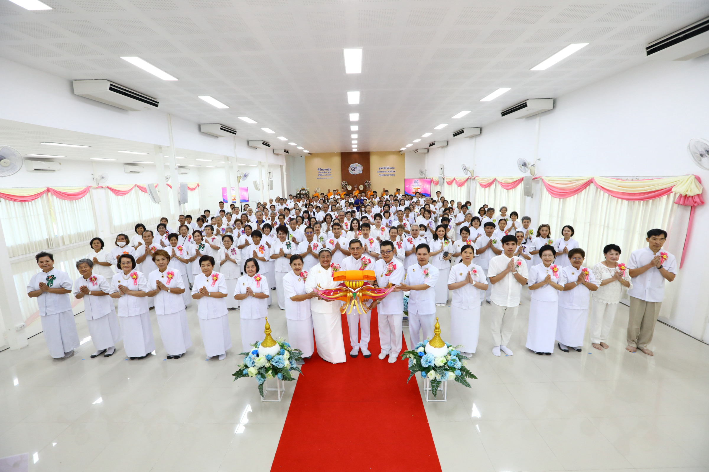 ภาพร่วมพิธีกรรมศูนย์ปฏิบัติธรรมธรรมธารา
