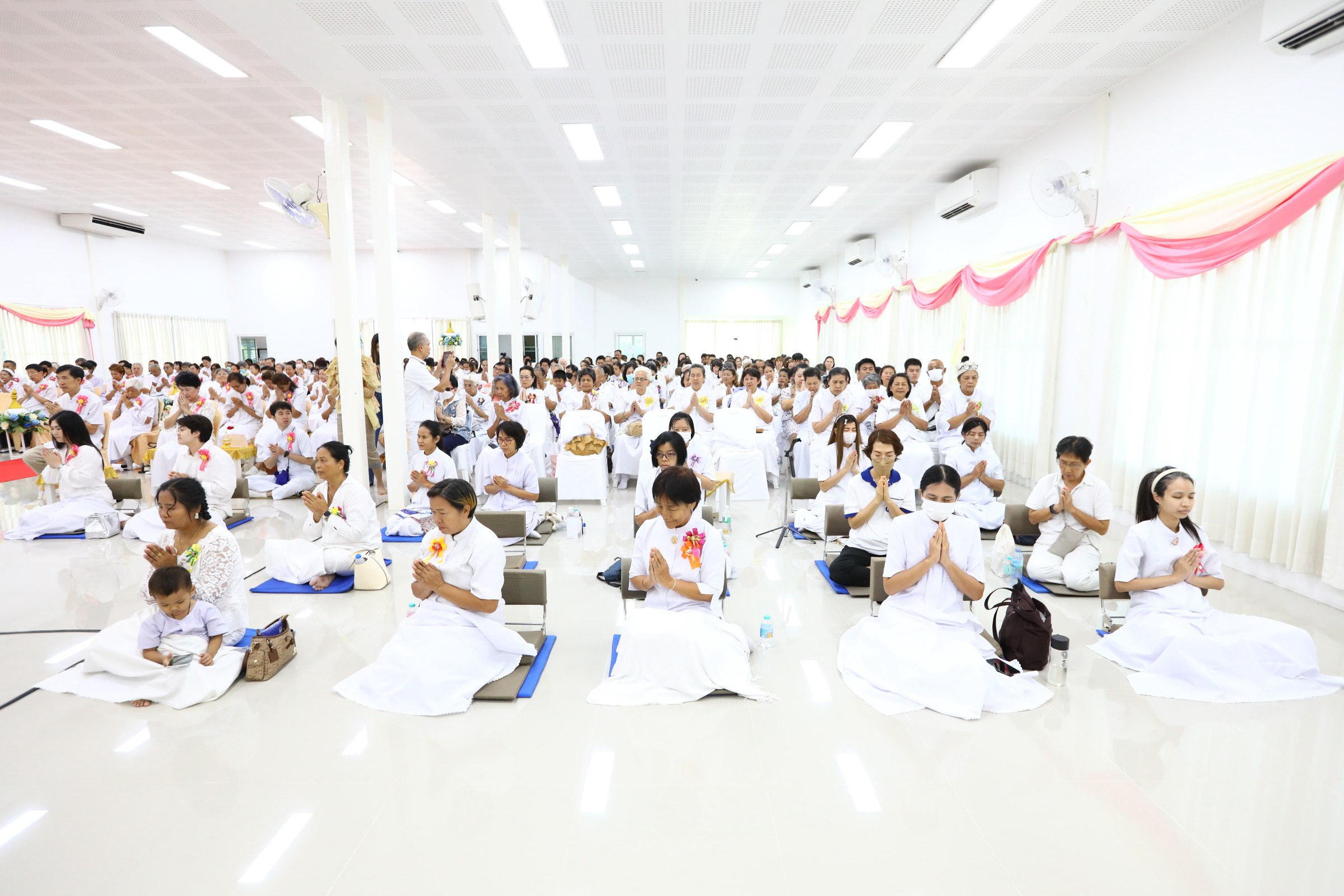 ภาพร่วมพิธีกรรมศูนย์ปฏิบัติธรรมธรรมธารา