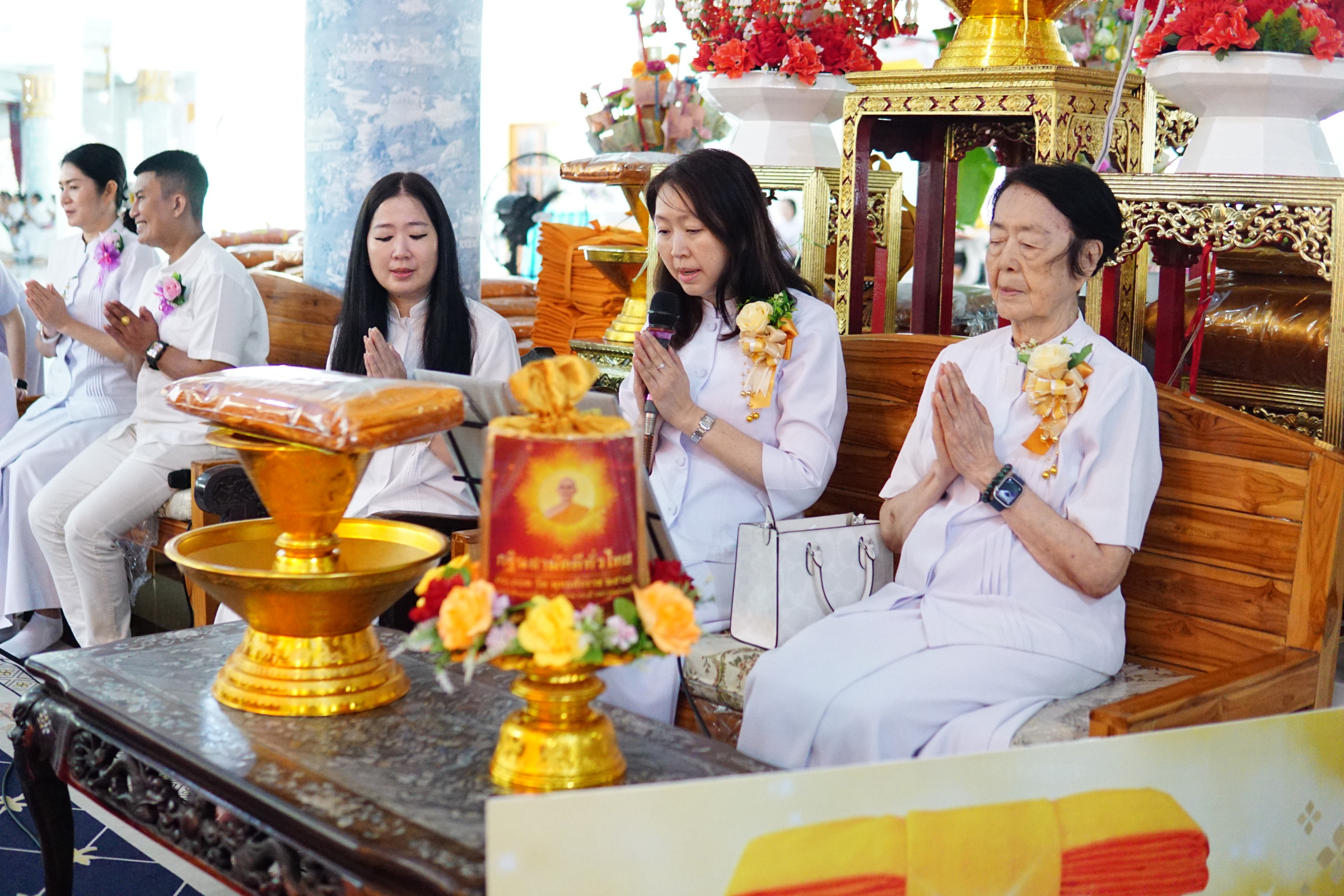 ภาพกล่าวคำถวายกฐินวัดพระสมุทรเจดีย์