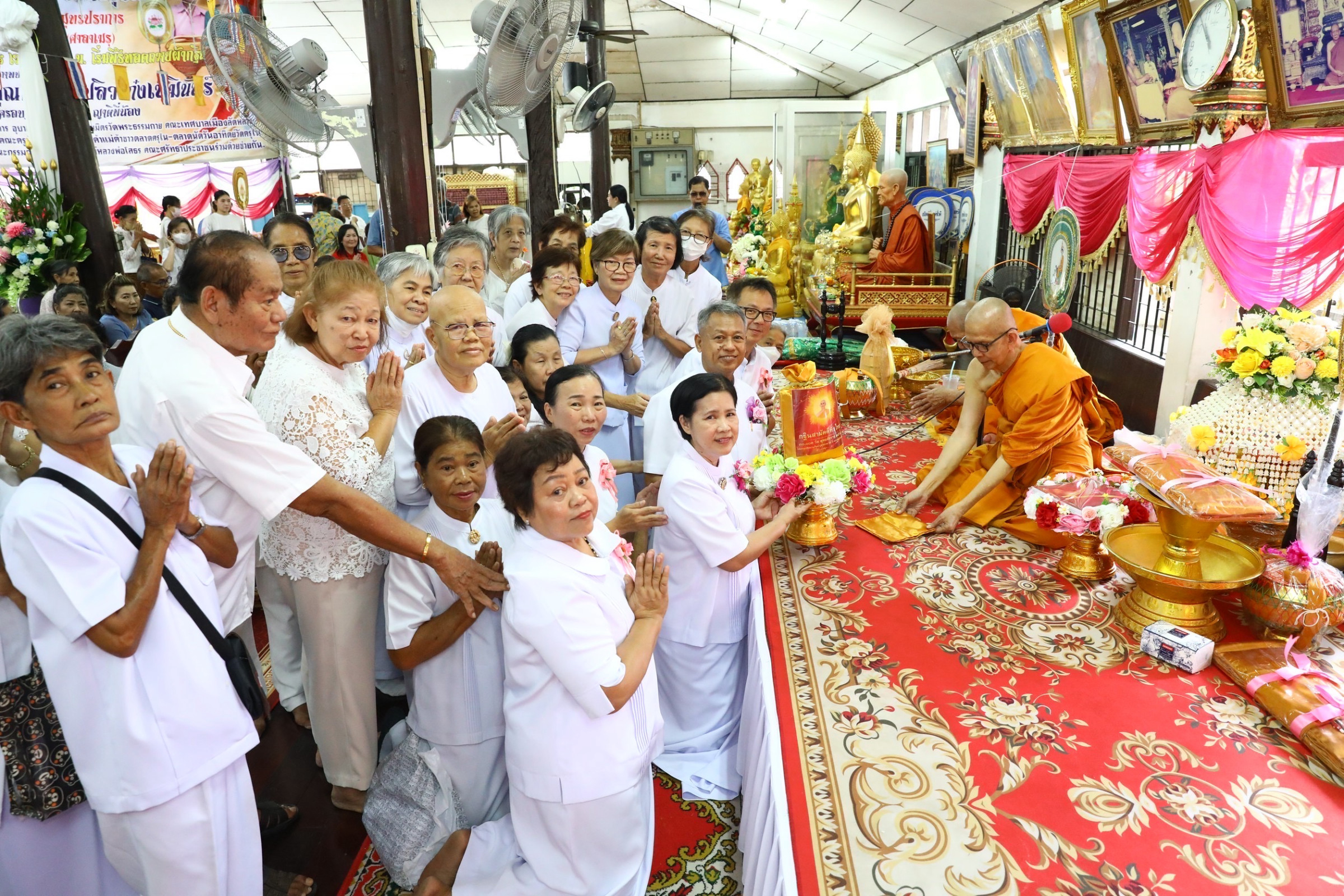 ภาพการถวายปัจจัยวัดครุใน