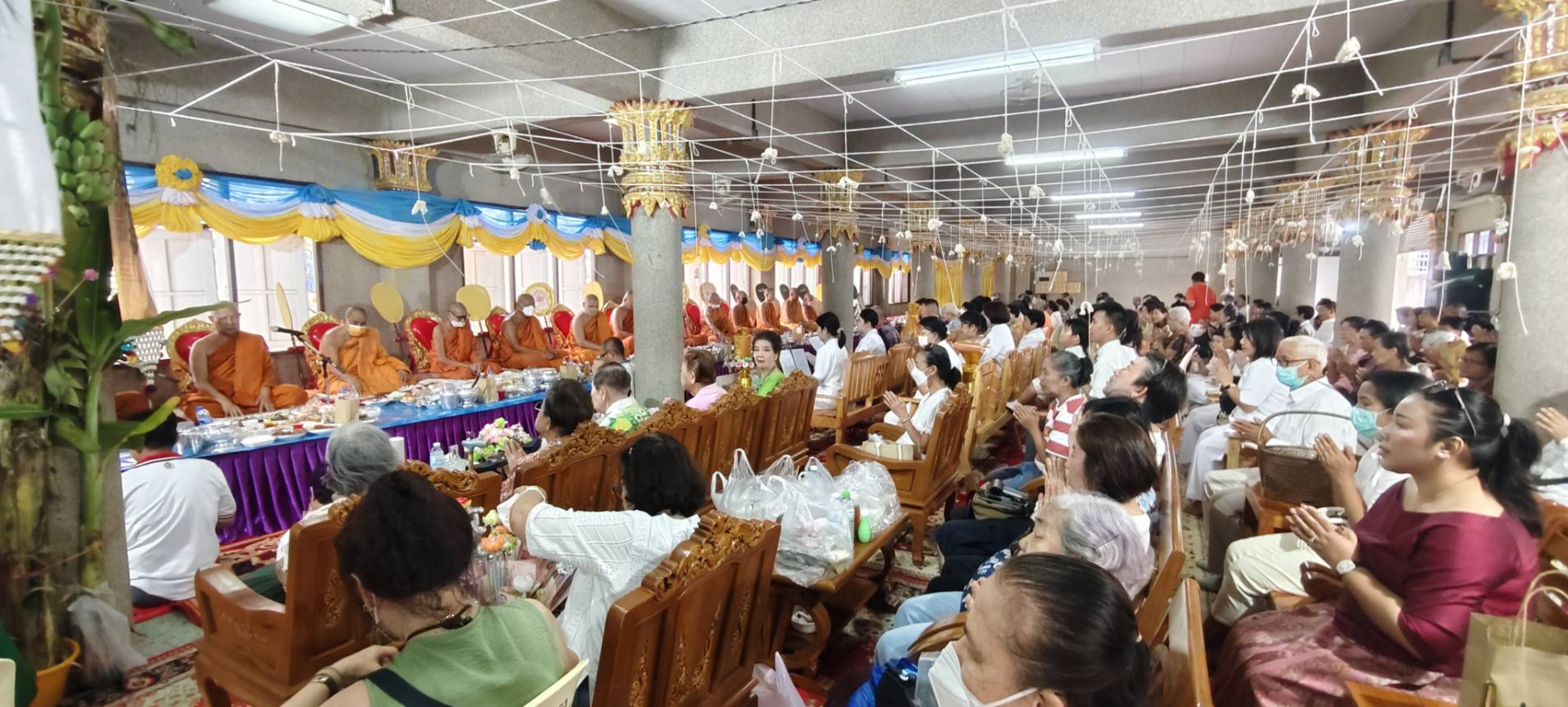 ภาพร่วมพิธีกรรมวัดบางนางเกรง