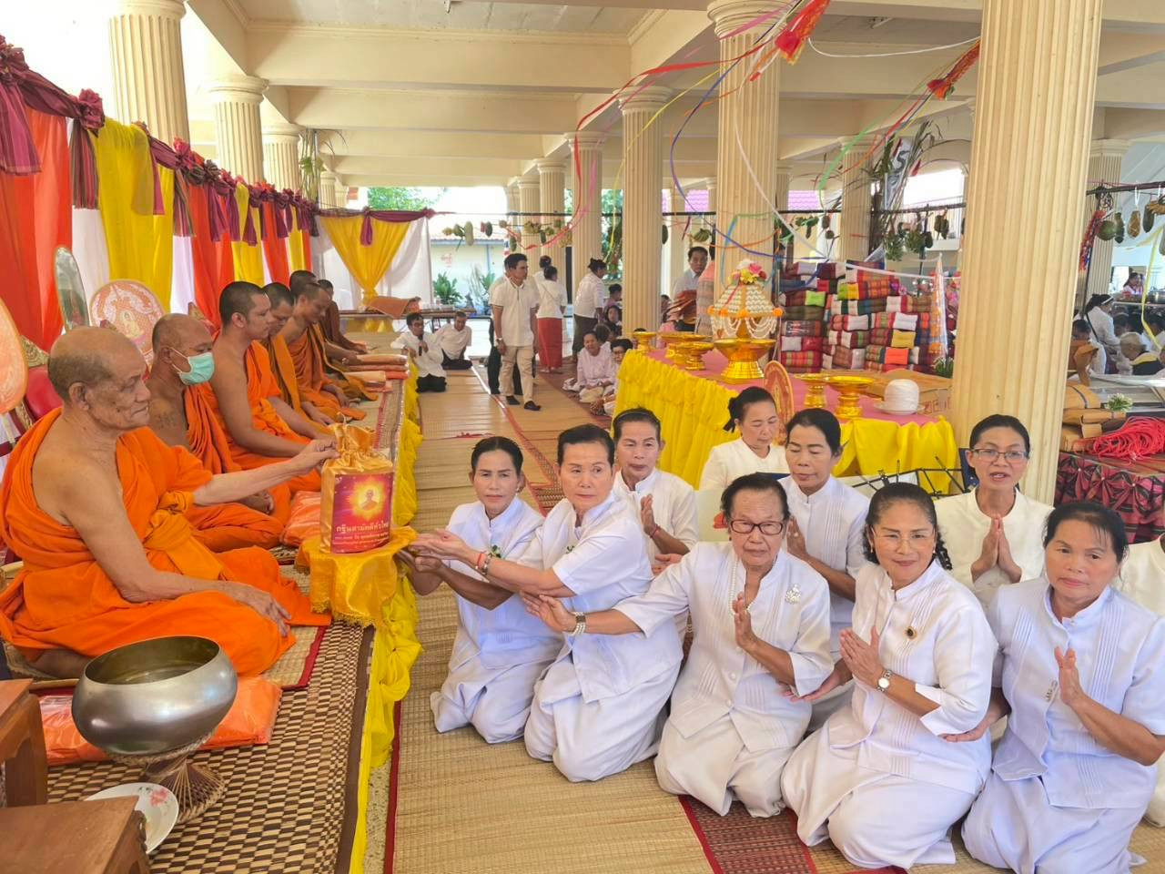 ภาพการถวายปัจจัยวัดพุทธประดิษฐ์