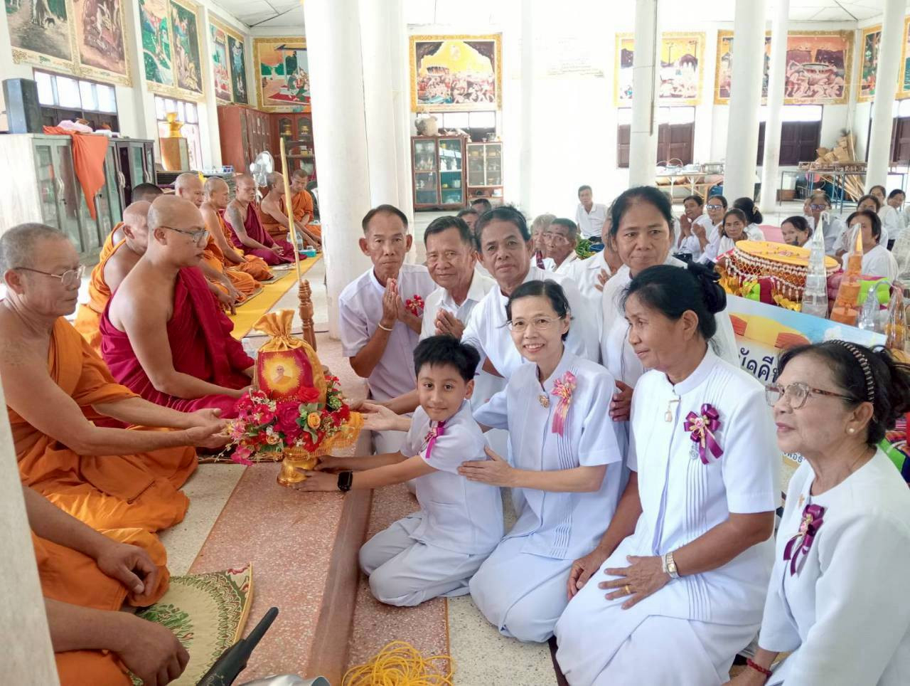 ภาพการถวายปัจจัยวัดศรีมงคล