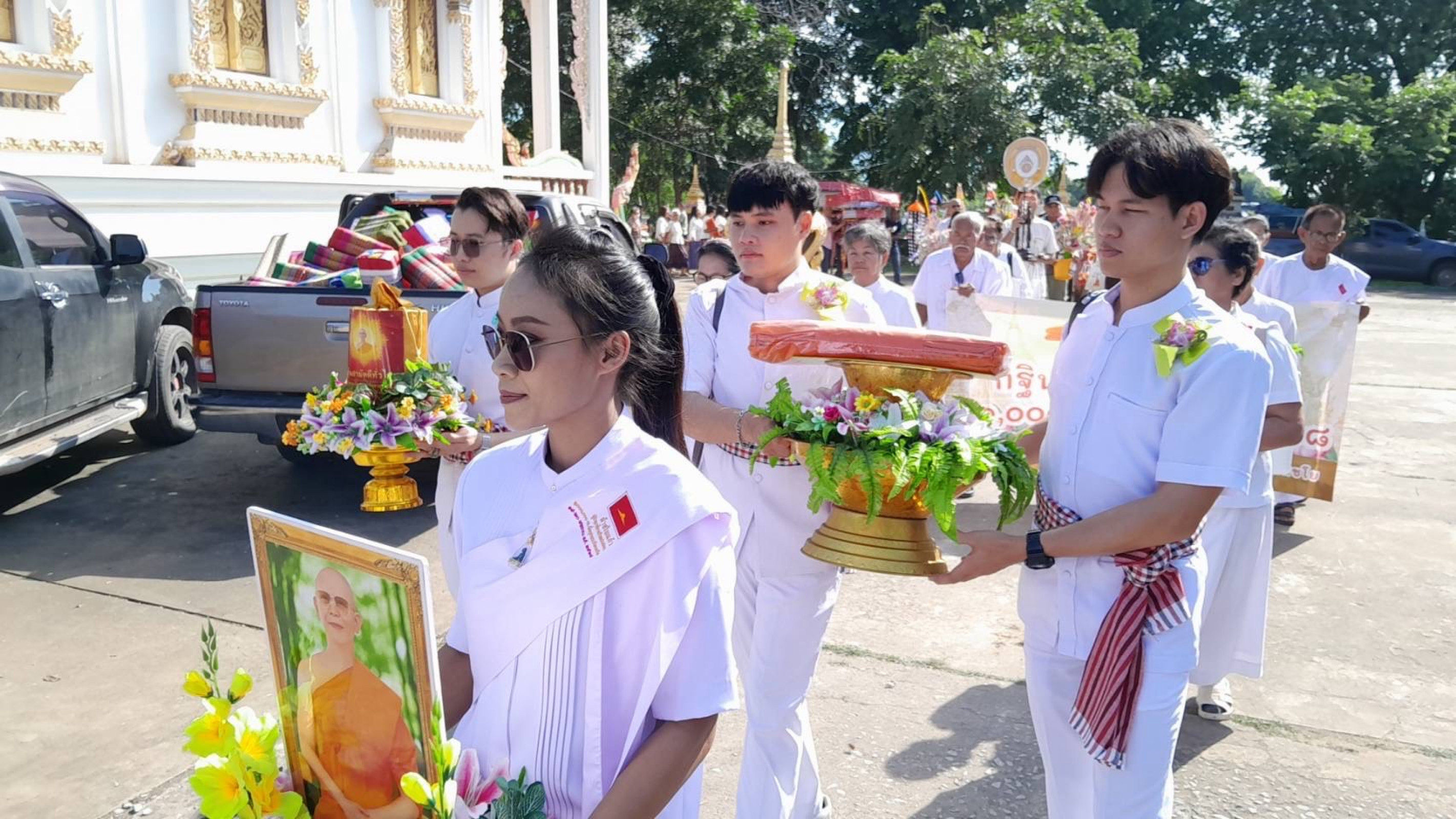 ภาพร่วมขบวนกฐินวัดธาตุ