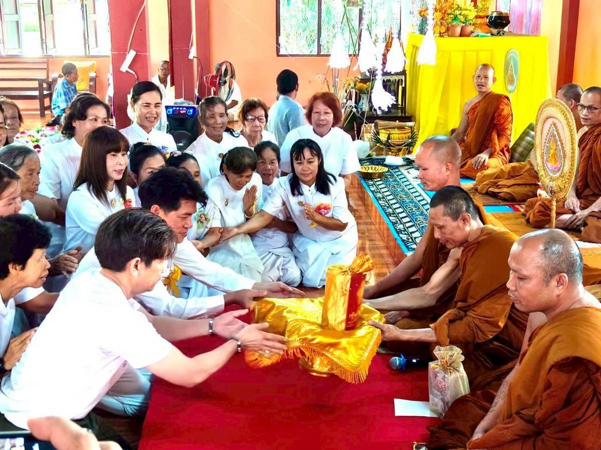 ภาพการถวายปัจจัยวัดจันทรประดิษฐาราม