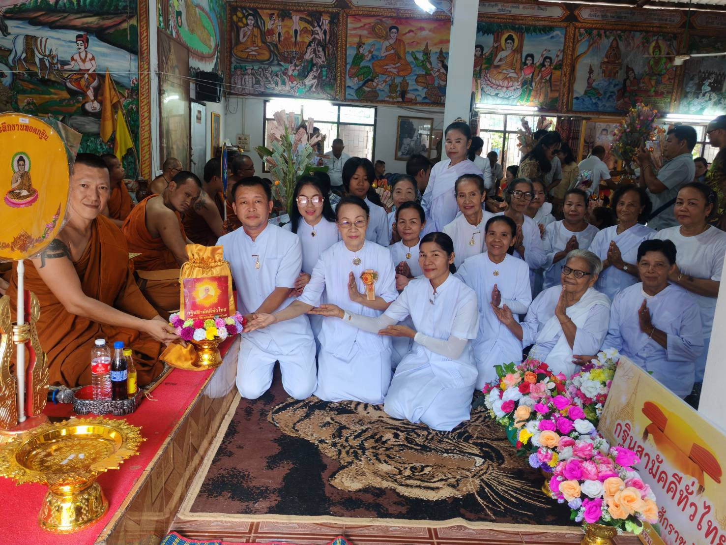 ภาพการถวายปัจจัยวัดบ้านนาทราย