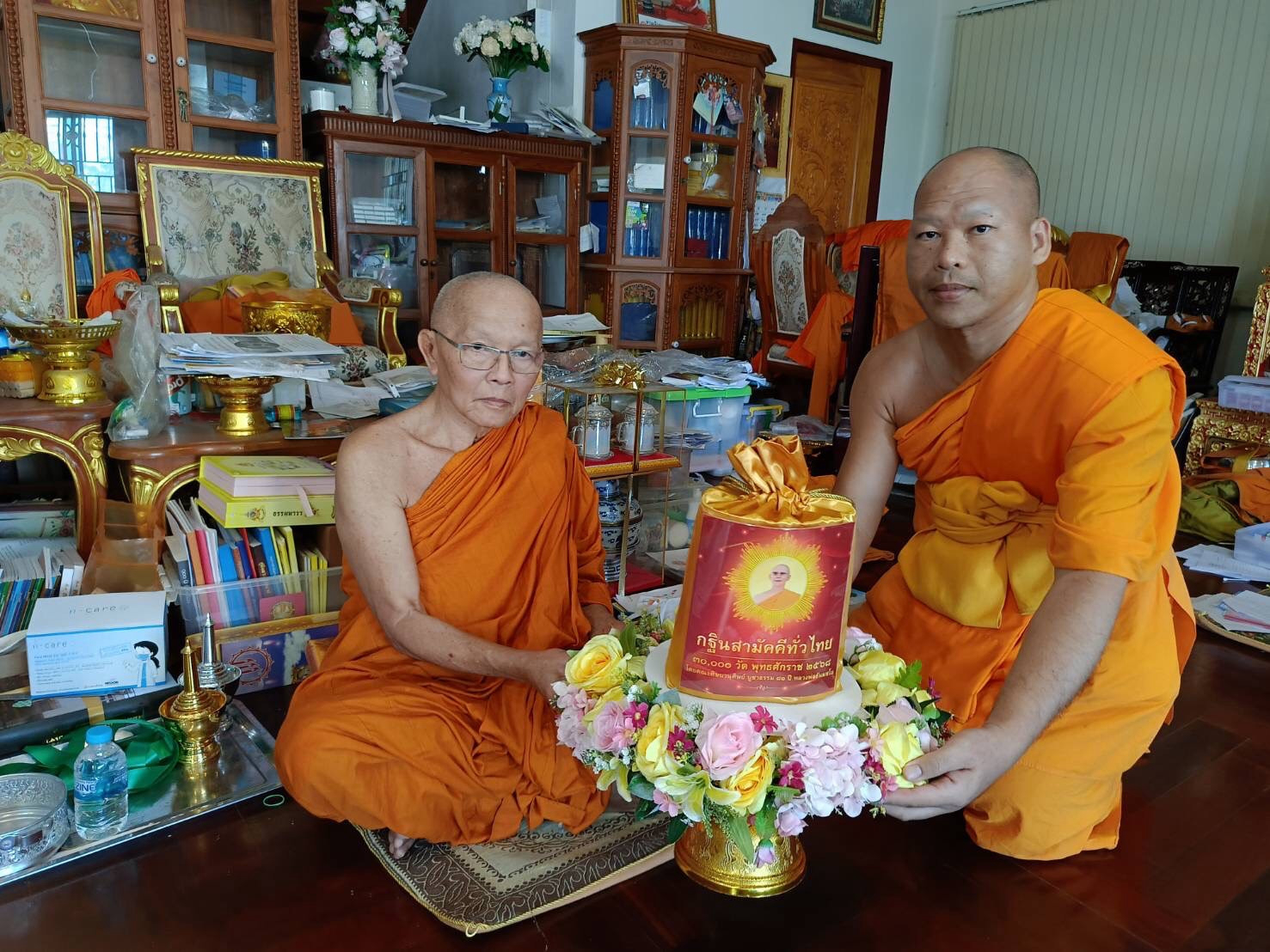 ภาพการถวายปัจจัยวัดป่าโมกวรวิหาร