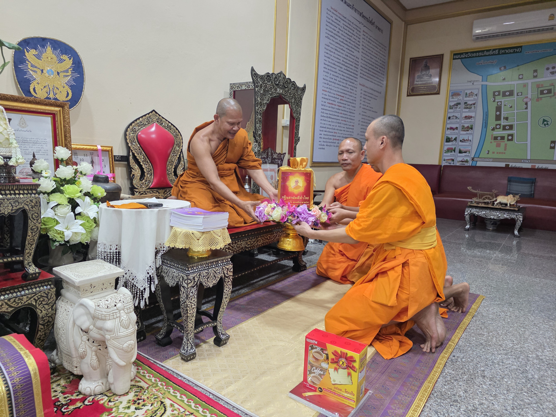 ภาพหมู่ถือพานถวายปัจจัยวัดธรรมโพธิ์ศรี