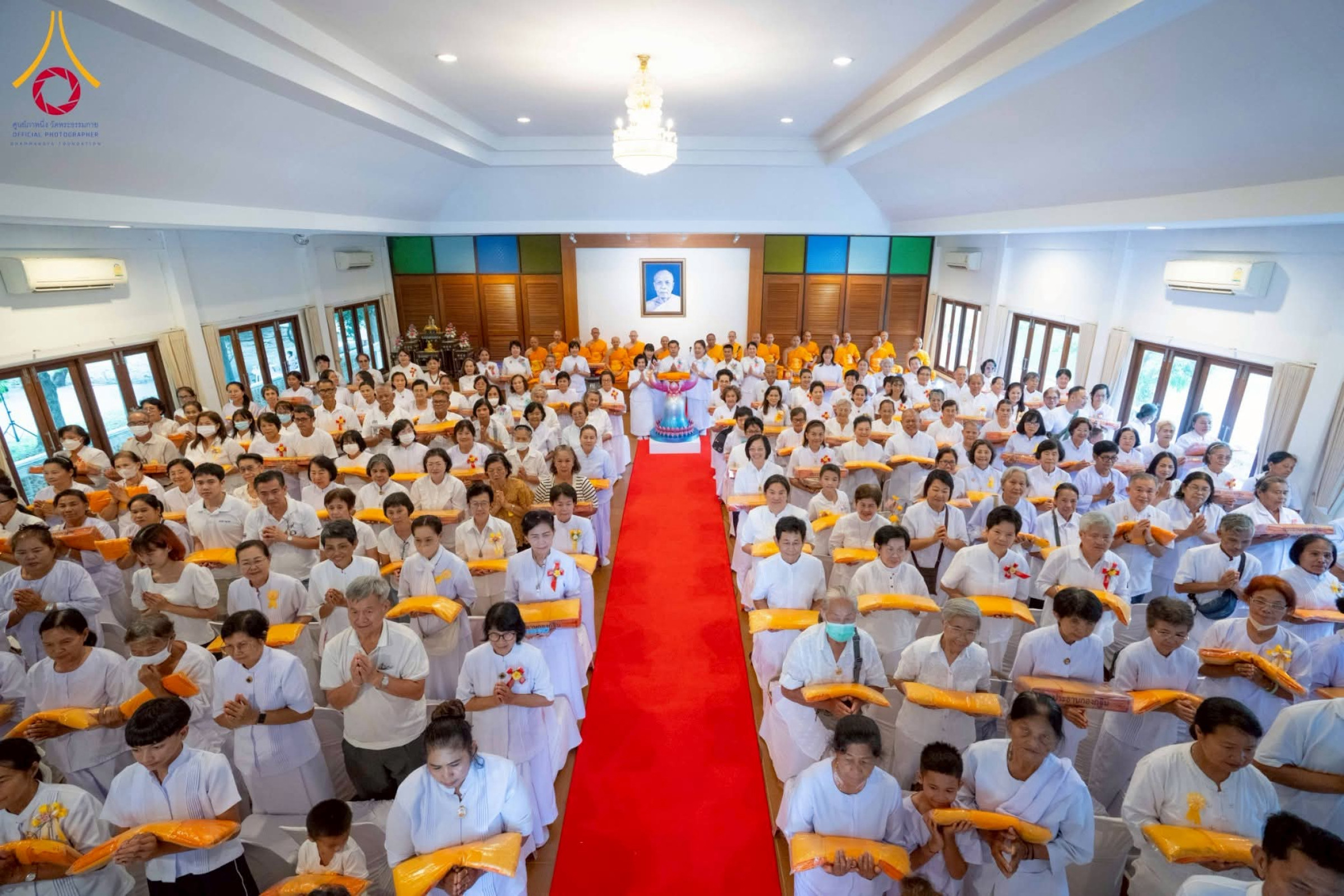 ภาพหมู่ถือพานถวายปัจจัยธุดงคสถานอ่างทอง (สวนศิลาวรรณ)