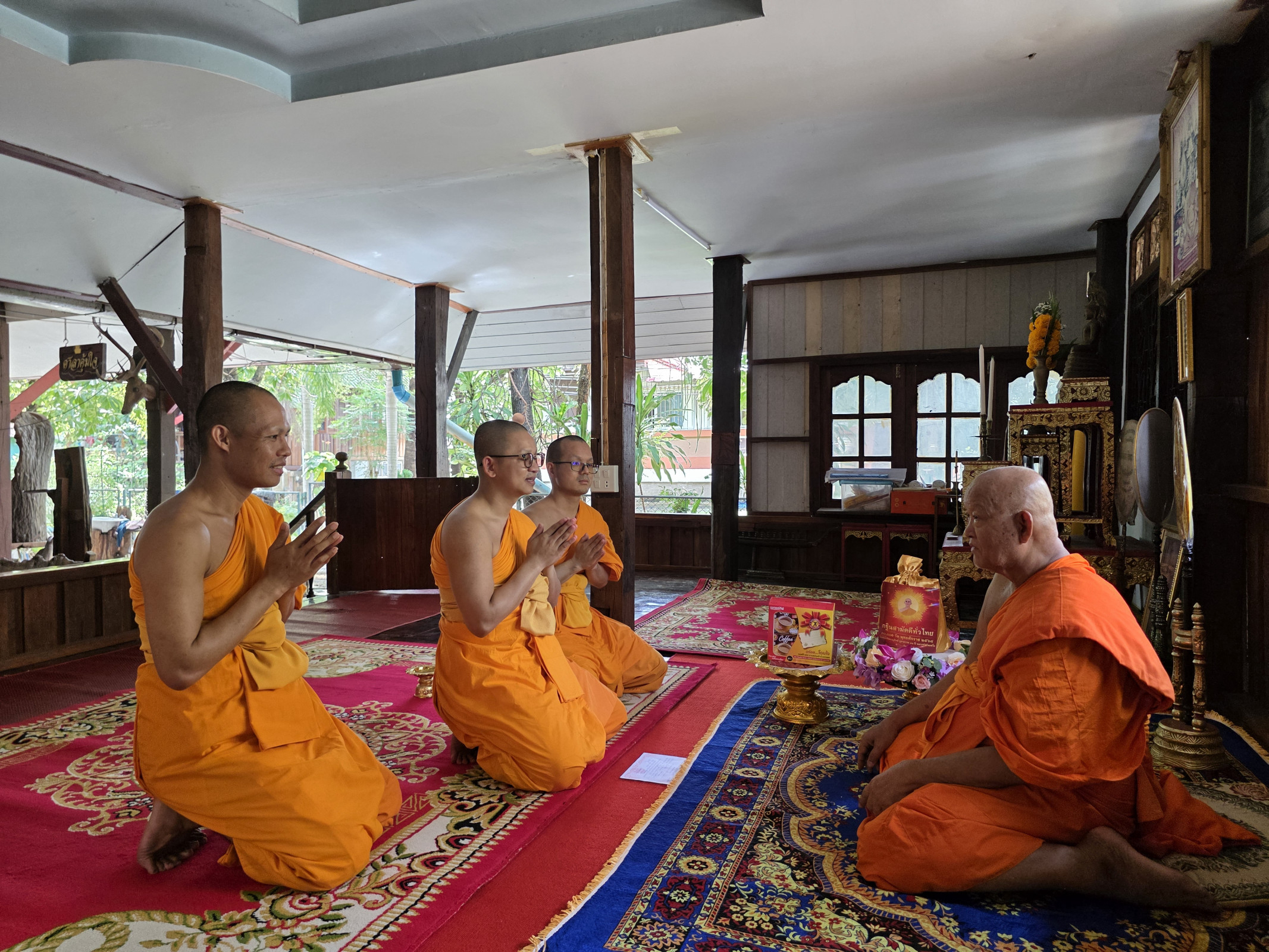 ภาพหมู่ถือพานถวายปัจจัยวัดซับสมอทอด