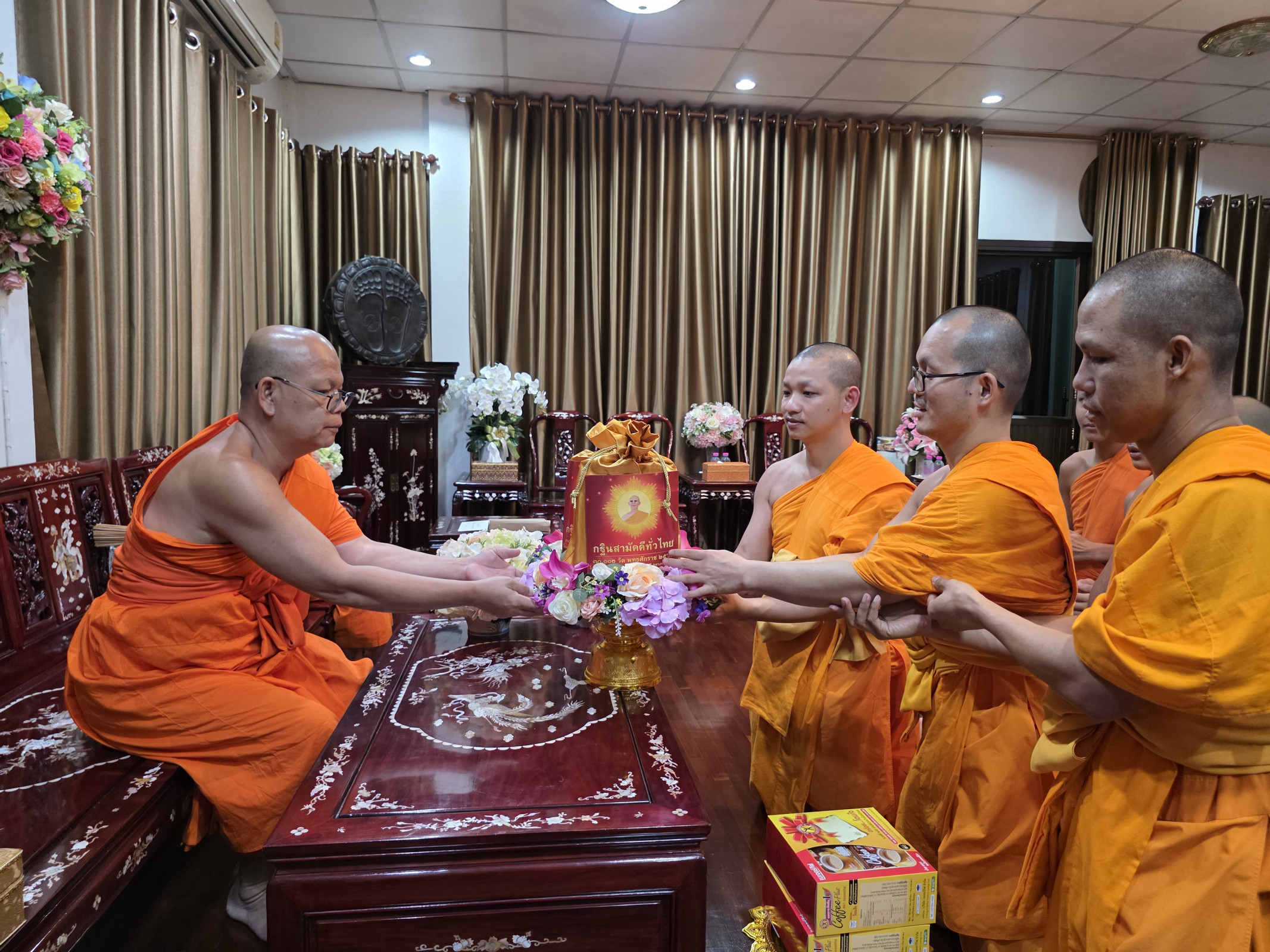 ภาพร่วมพิธีกรรมวัดมหาธาตุ