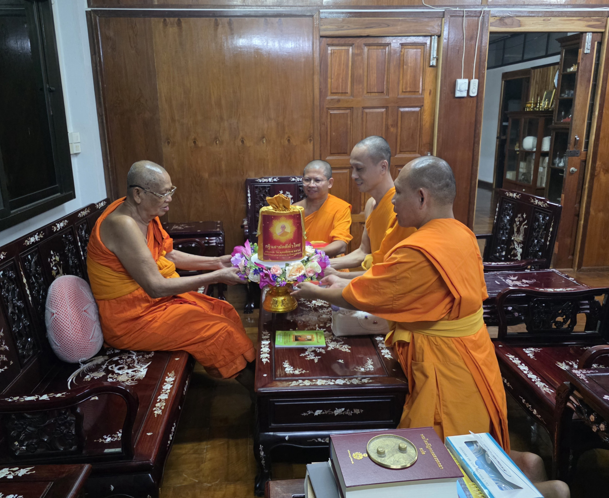 ภาพร่วมขบวนกฐินวัดใหม่กรงทอง