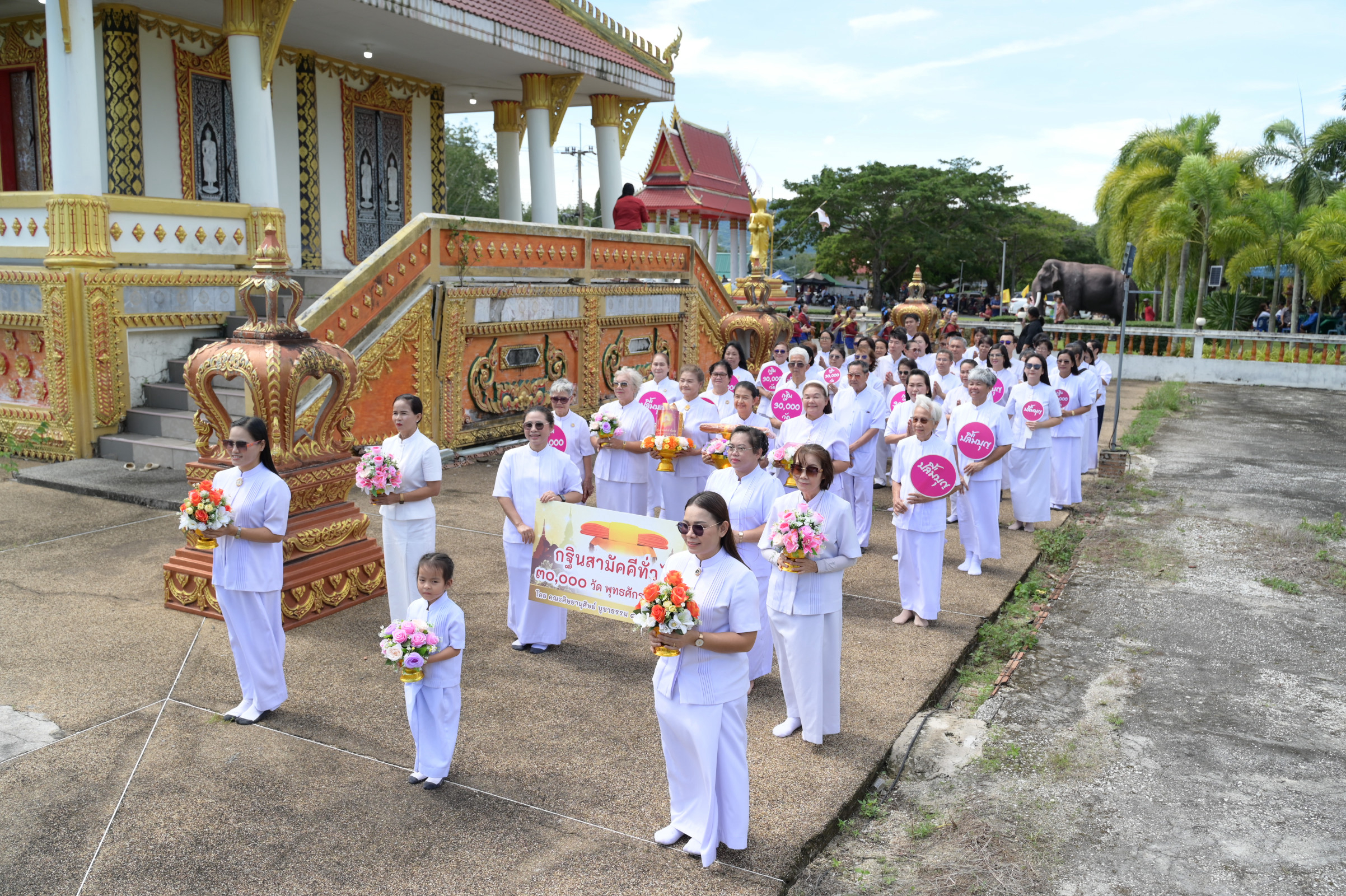 ภาพร่วมขบวนกฐินวัดเนินสว่าง