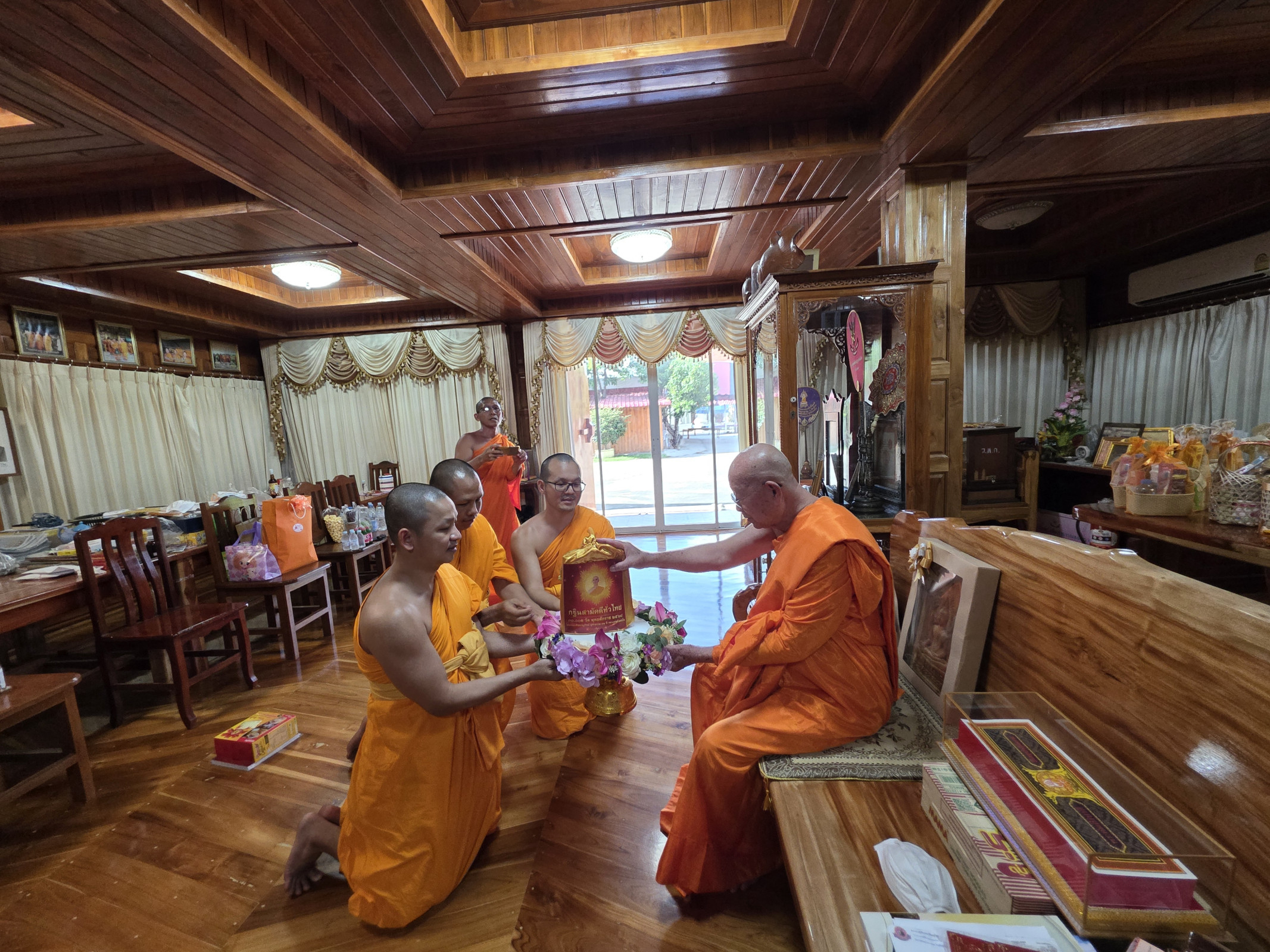 ภาพการถวายปัจจัยวัดห้วยแก้ว