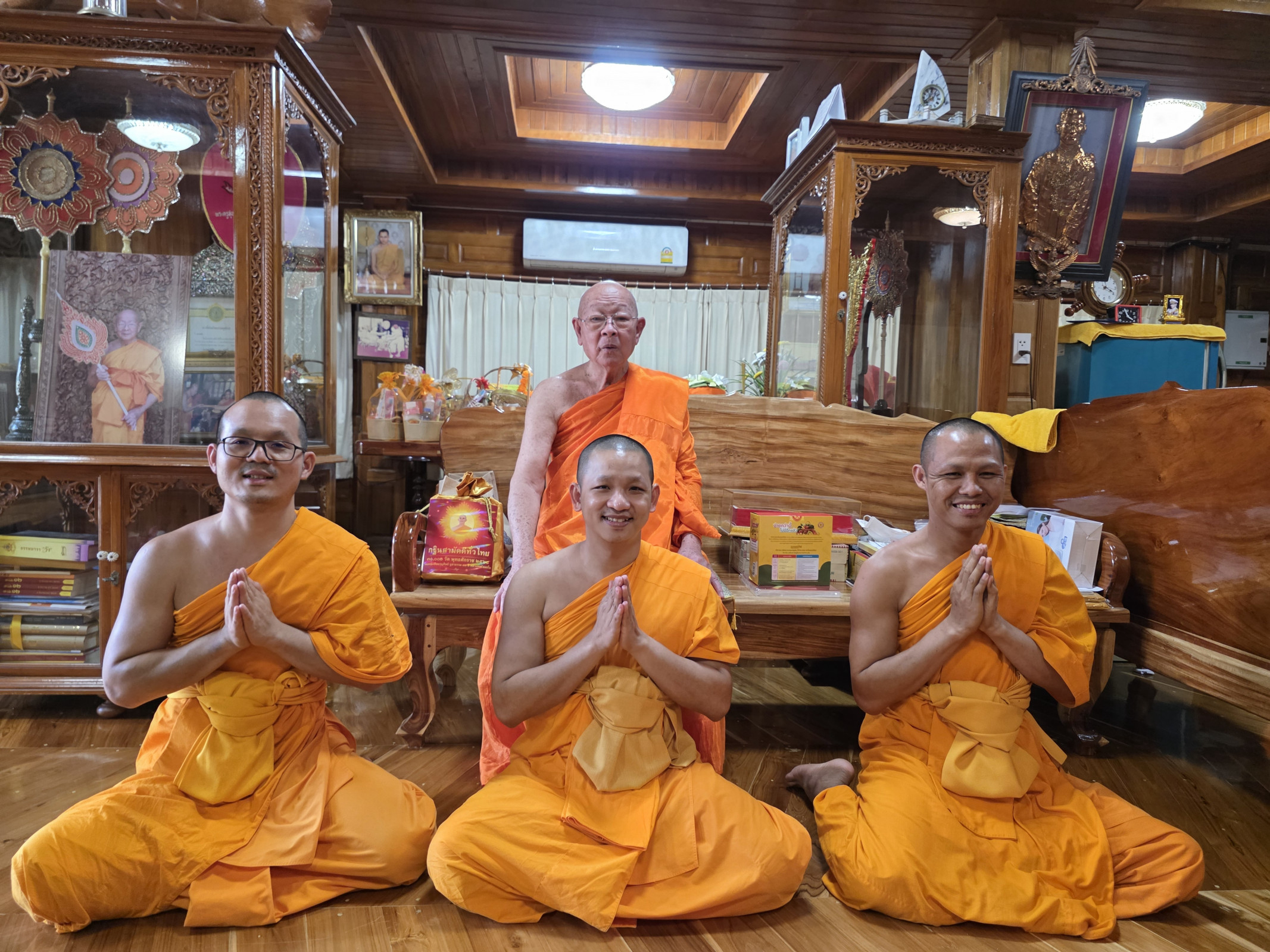 ภาพหมู่ถือพานถวายปัจจัยวัดห้วยแก้ว