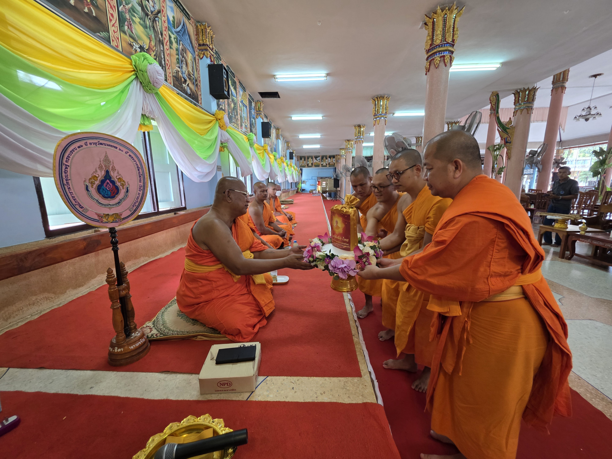 ภาพการถวายปัจจัยวัดดงชะพลู