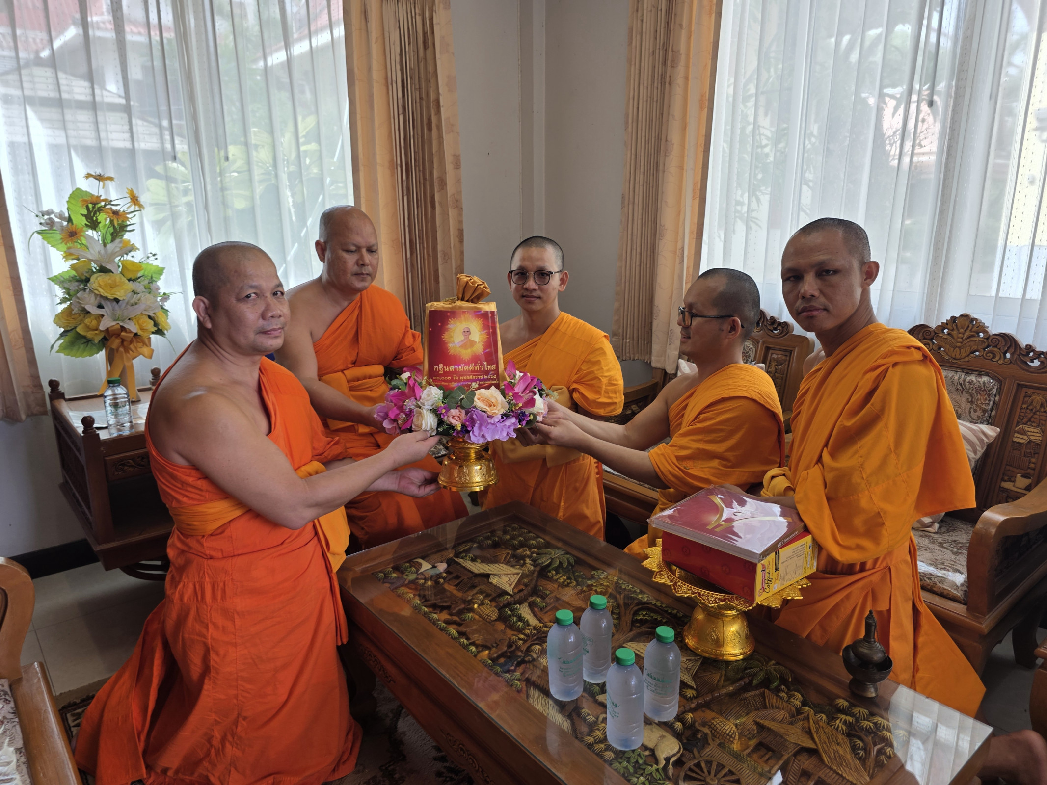 ภาพการถวายปัจจัยวัดท่าหลวง