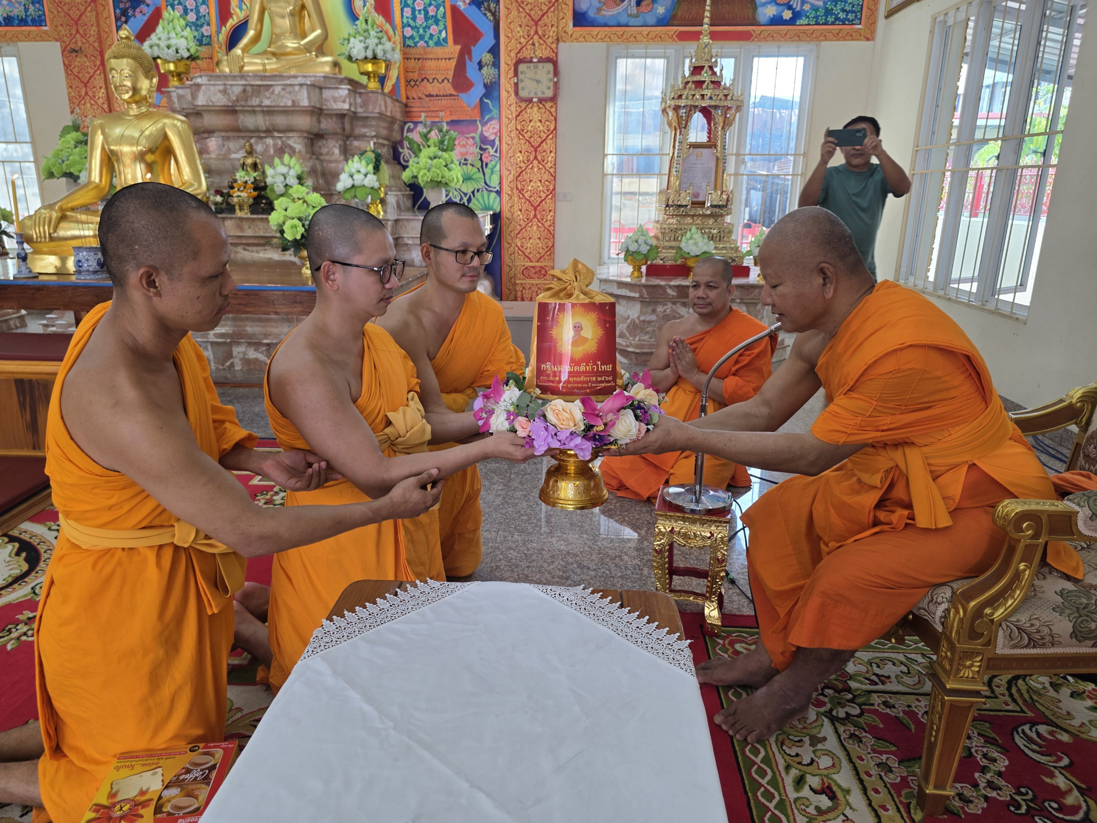 ภาพการถวายปัจจัยวัดตะพานหิน