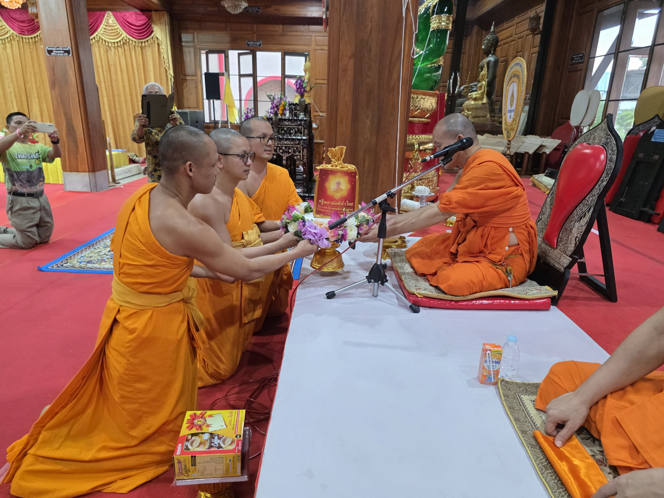 ภาพการถวายปัจจัยวัดมงคลทับคล้อ