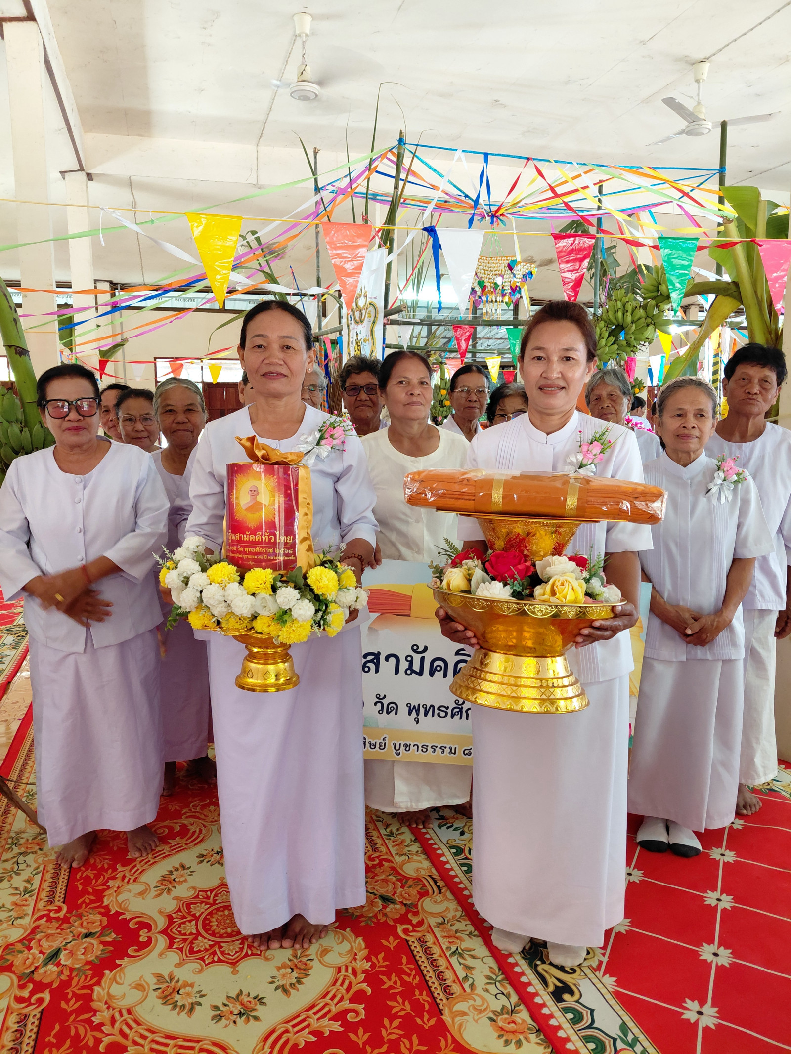 ภาพหมู่ถือพานถวายปัจจัยวัดป่าสันติธรรม