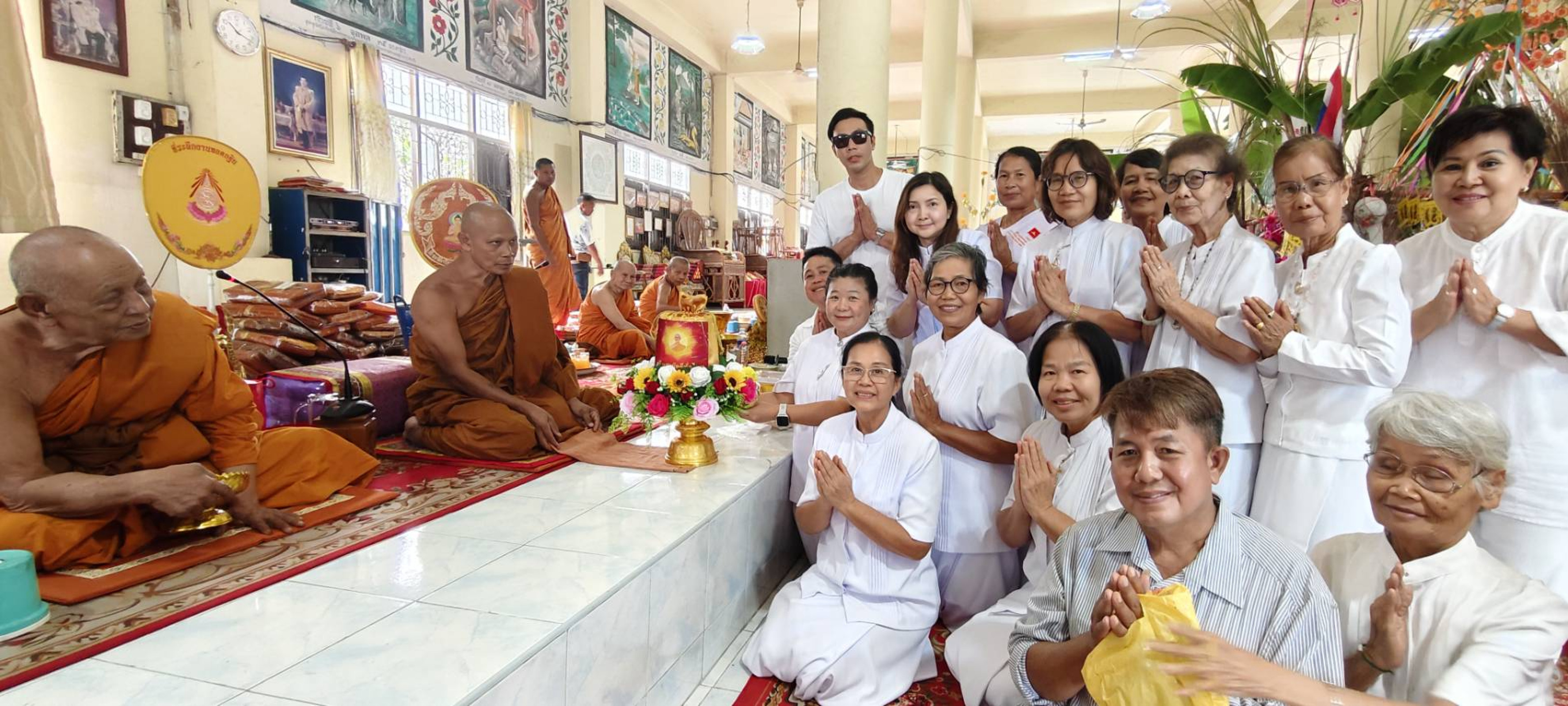 ภาพการถวายปัจจัยวัดดงอุดมวนาราม